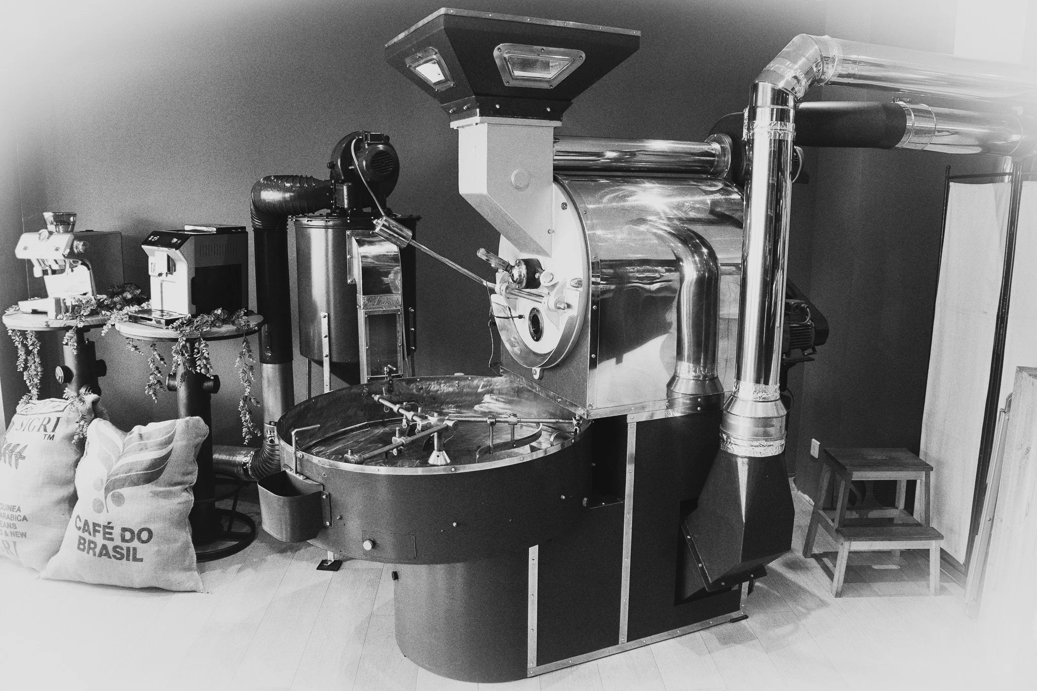 Une machine à café en acier inoxydable avec un panneau de contrôle, située dans une salle intérieure