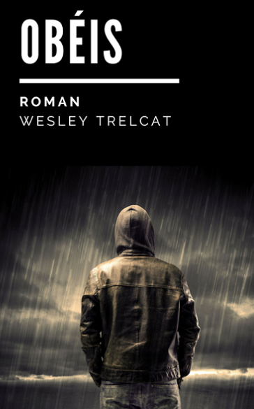 Couverture d'un livre intitulé "Obéis" par Roman Wesley Trelcat, montrant une personne en hoodie sous une pluie battante, vue de dos.
