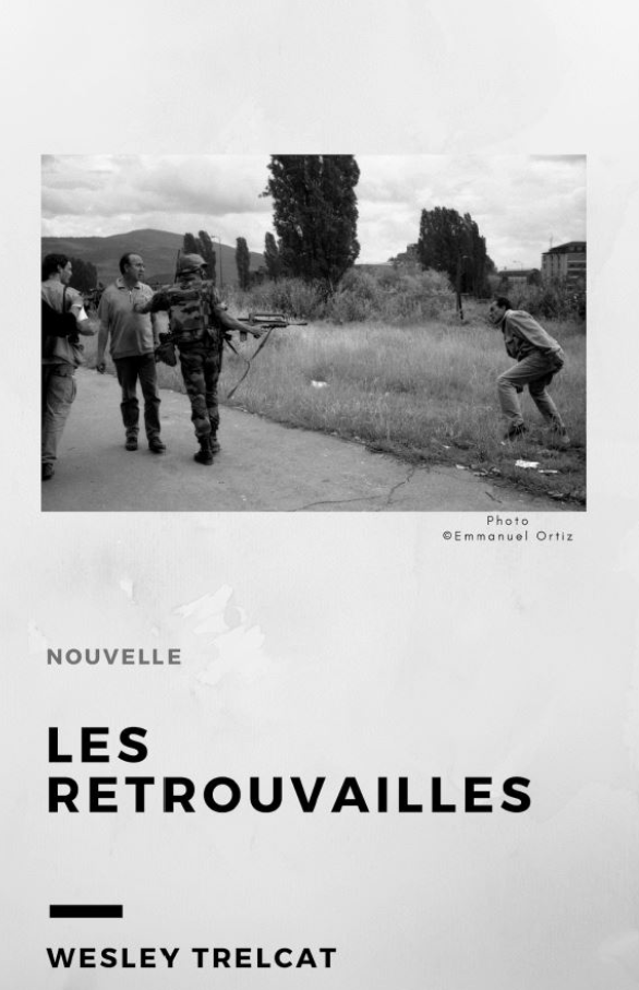 Une affiche de livre avec une photo en noir et blanc de plusieurs personnes, dont un soldat armé, confrontant un jeune debout dans une zone extérieure avec des arbres et un bâtiment en arrière-plan. Titre du livre : "Les Retrouvailles" par Wesley Trelcat.