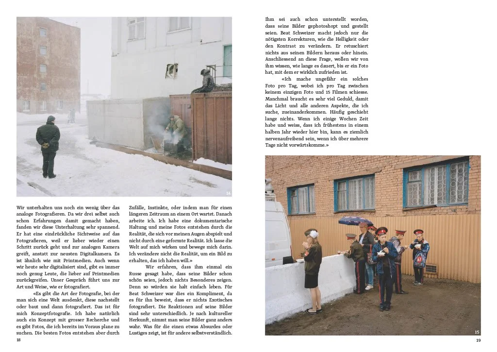 Zwei Fotos, eine auf einer verschneiten Straße mit einem Mann, der eine Kamera bedient, und eine andere auf einer Schule mit Schülern, die auf dem Schulhof stehen. 
