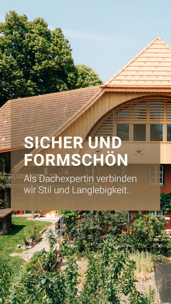 Ein modernes Haus aus Holz mit einem roten, schrägen Dach, umgeben von grünen Bäumen und einem Garten.