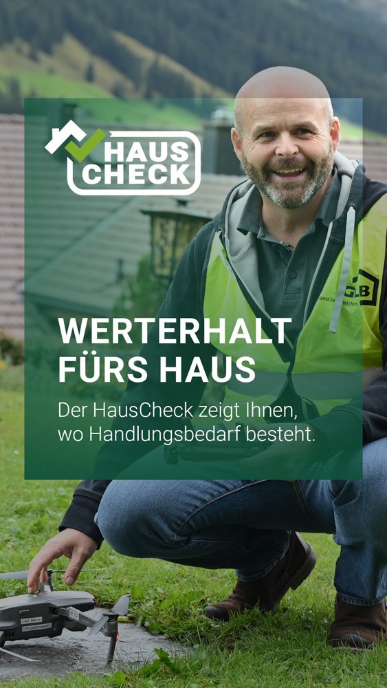 Mann mit Drohne auf Rasen vor Haus, Logo und Text des HausChecks, Hinweis auf Werterhalt des Hauses.