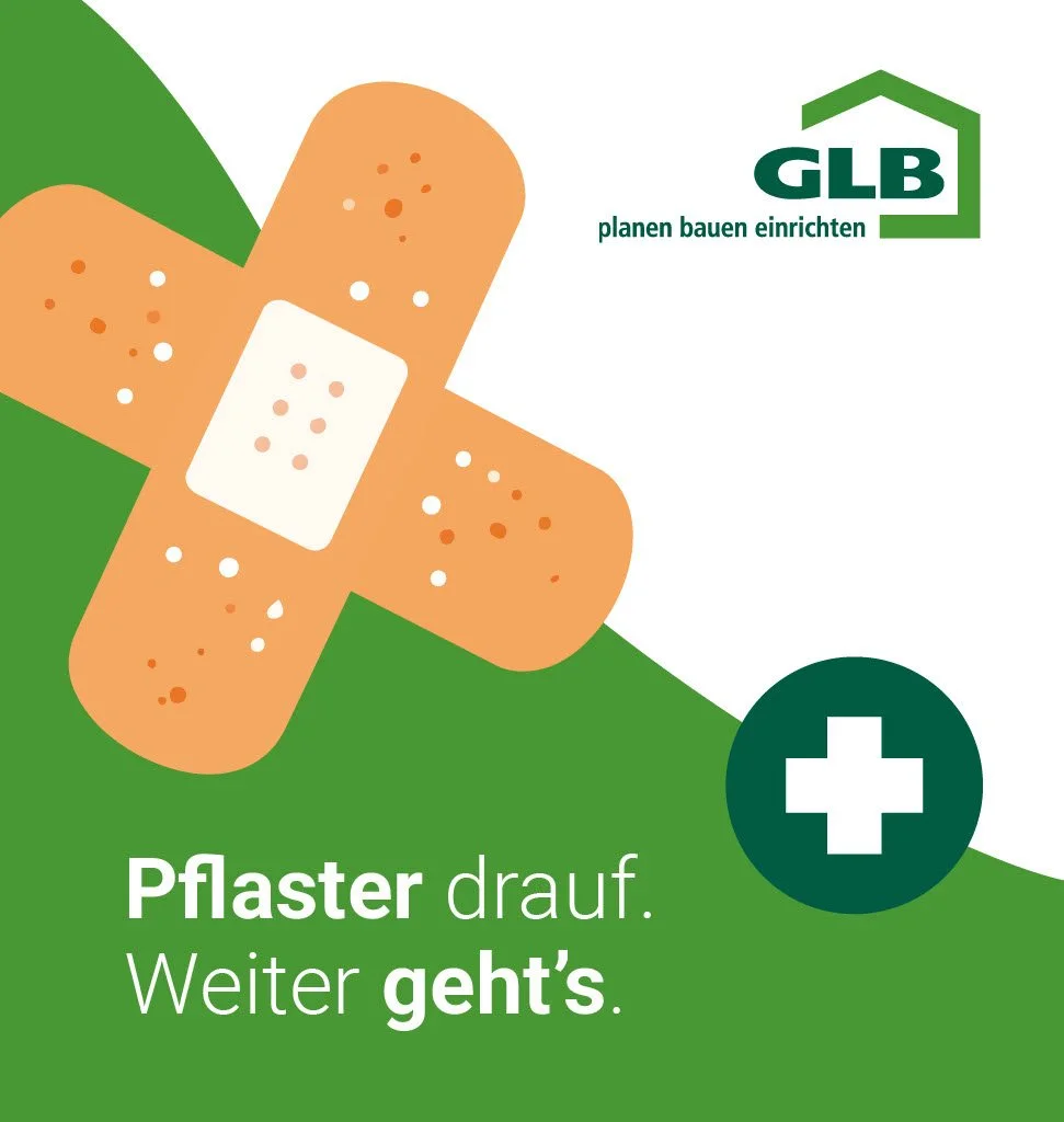 Ein medizinischer Verband, auf dem ein grünes Pflaster klebt, mit einem Pluszeichen, und dem Text 'Pflaster drauf. Weiter geht's.' neben einem Logo mit der Abkürzung 'GLB' und dem Slogan 'planen bauen einrichten'