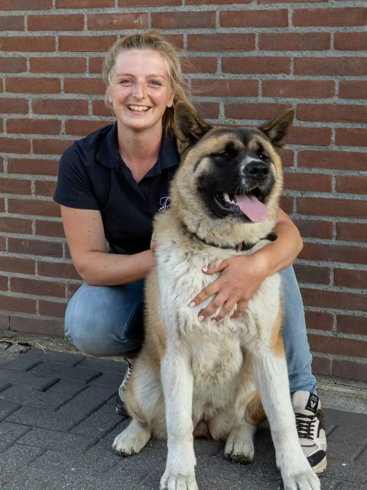 Ken je Roxy al? 🐾❤️ 
Onze lieve erfhond en trouwe waakhond. Altijd alert en in de buurt. 🚨🐶
Warning: Roxy houdt alles goed in de gaten! 😉

Meet Roxy! 🐾❤️ 
Our sweet farm dog and loyal bodyguard. Always alert and close by. 🚨🐶
Warning: Roxy is k
