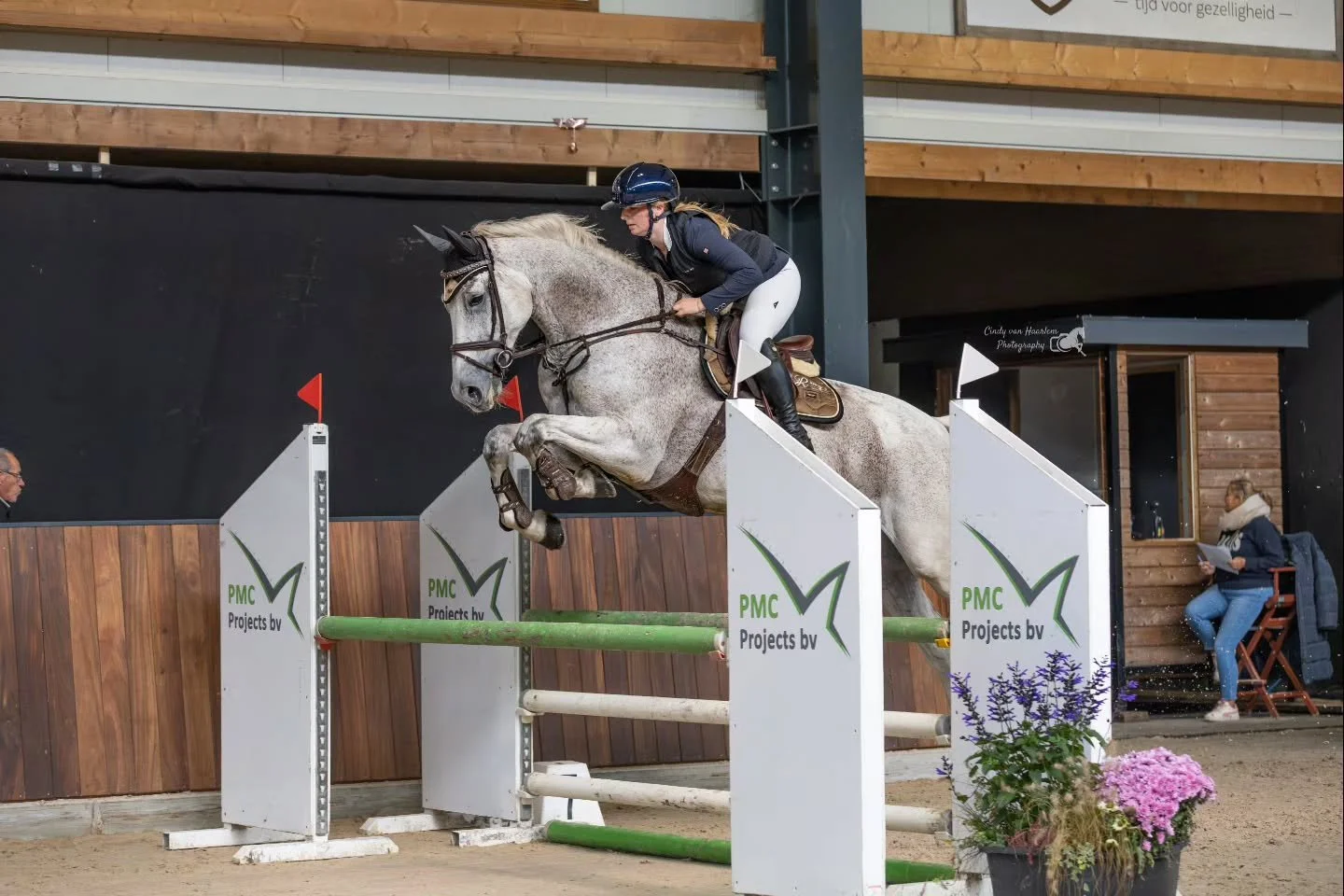 ✨ Competition weekend! ✨

Swing had tons of energy on his first indoor show on Saturday. One silly fault on the 1st fence kept us from a clear round. 

Midnight had a great Friday evening, taking 2 times a 2nd place home with 69% and 68,17%! 🥈🥈❤️

