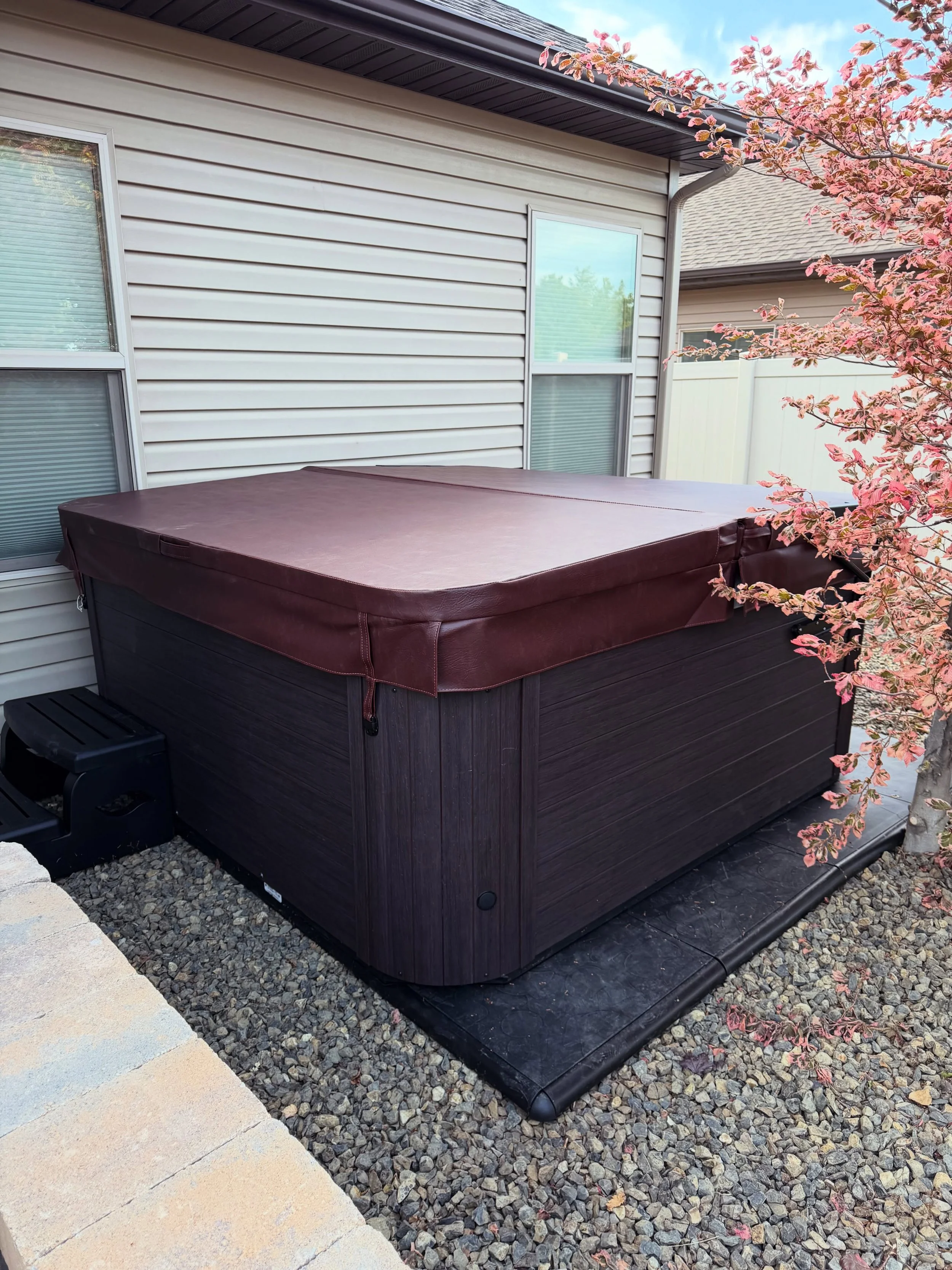Thinking about getting a hot tub but don&rsquo;t have a concrete pad? No problem! The SmartDeck patio system is the solution for you. ✨ 

The SmartDeck gives you a solid, level base without the hassle of pouring concrete. It installs quickly, looks g
