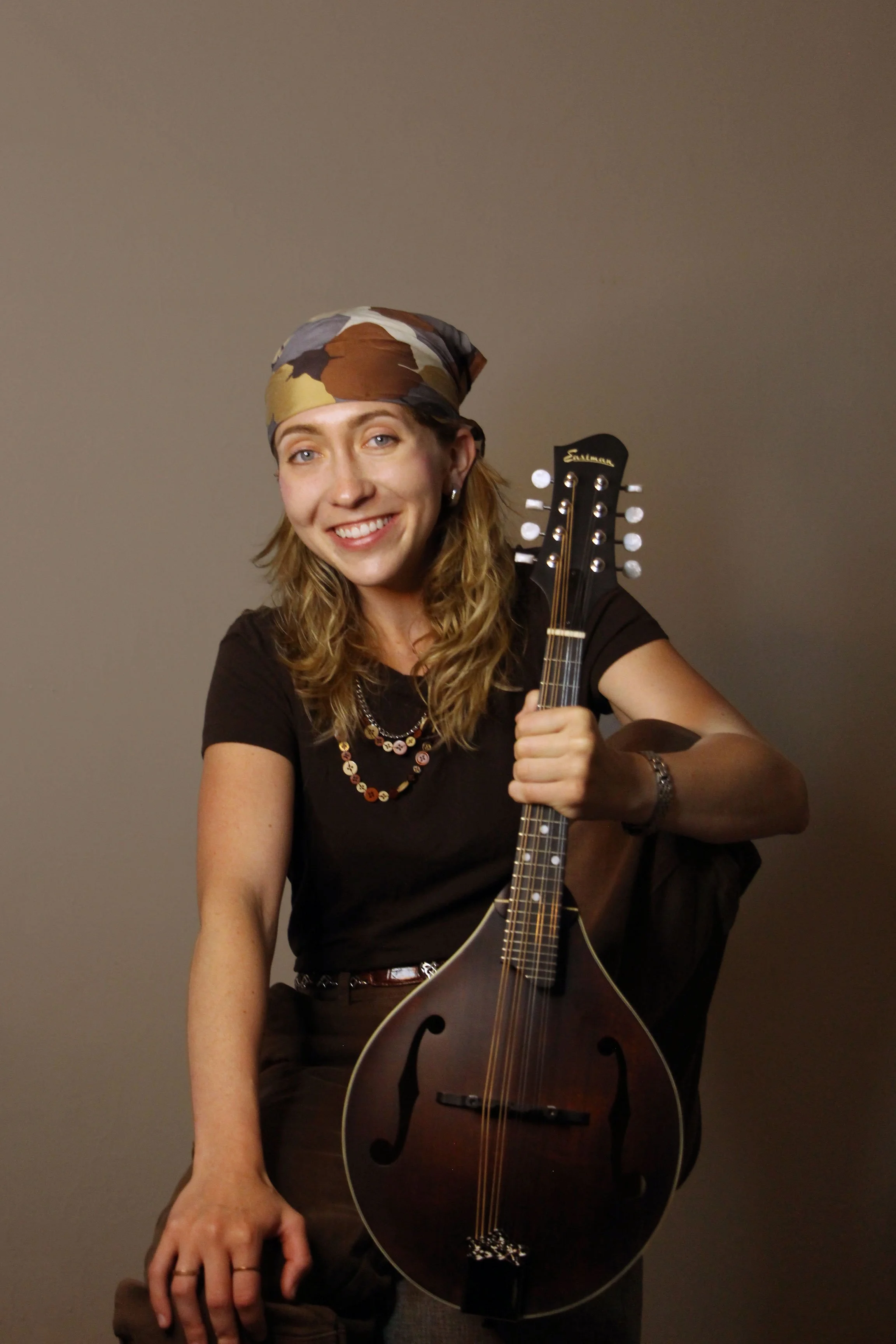 elleonmandolinsitting.jpg