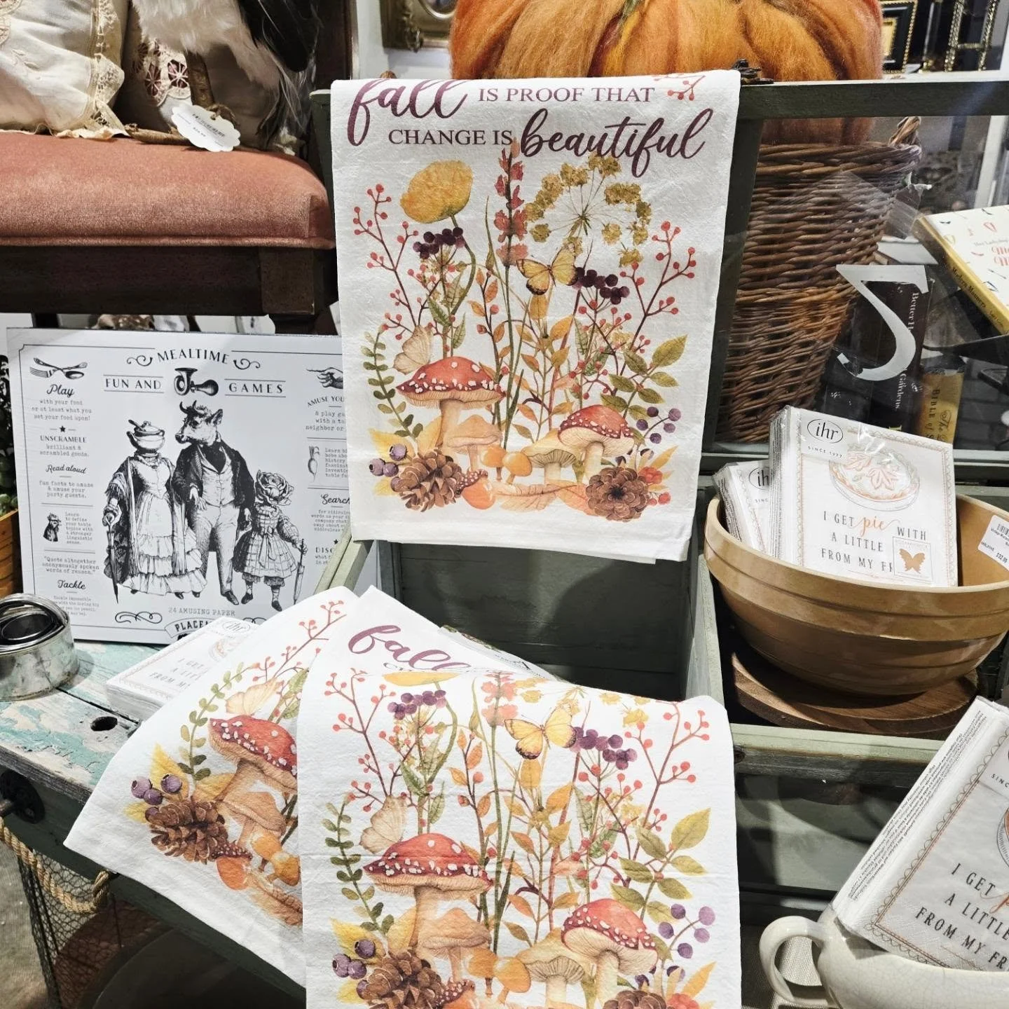 Touches of Fall. Hints of Halloween. They're all arriving regularly in the booth. Come check out what's new. 🍂

Booth A26 @thecollectiveboutiquesboro 

#vintagefall #vintagebooth #DecoratingWithVintage #decorateforfall #murfreesborolocal