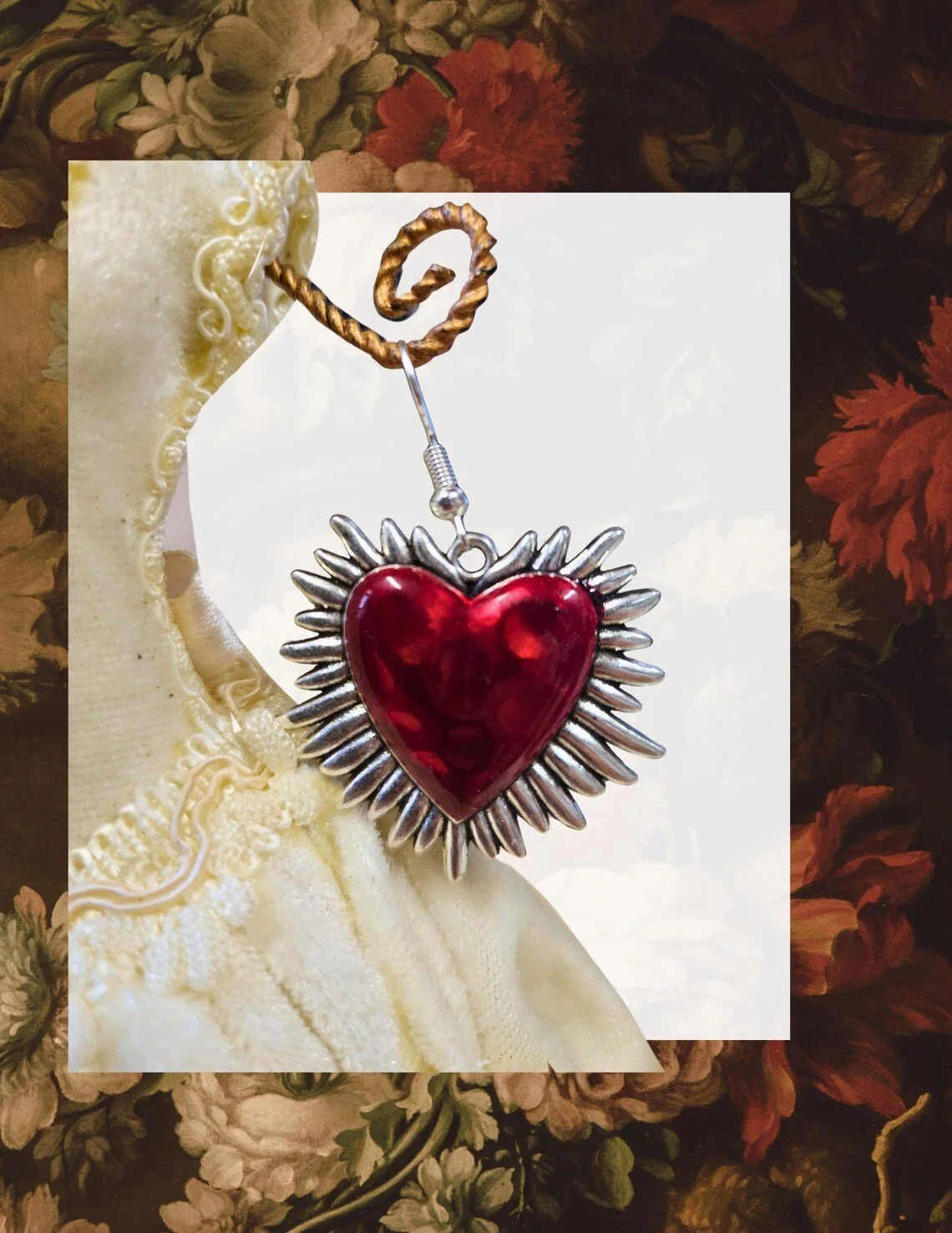 Boucle d'oreille cœur en fil rouge torsadé, style gothique fait main