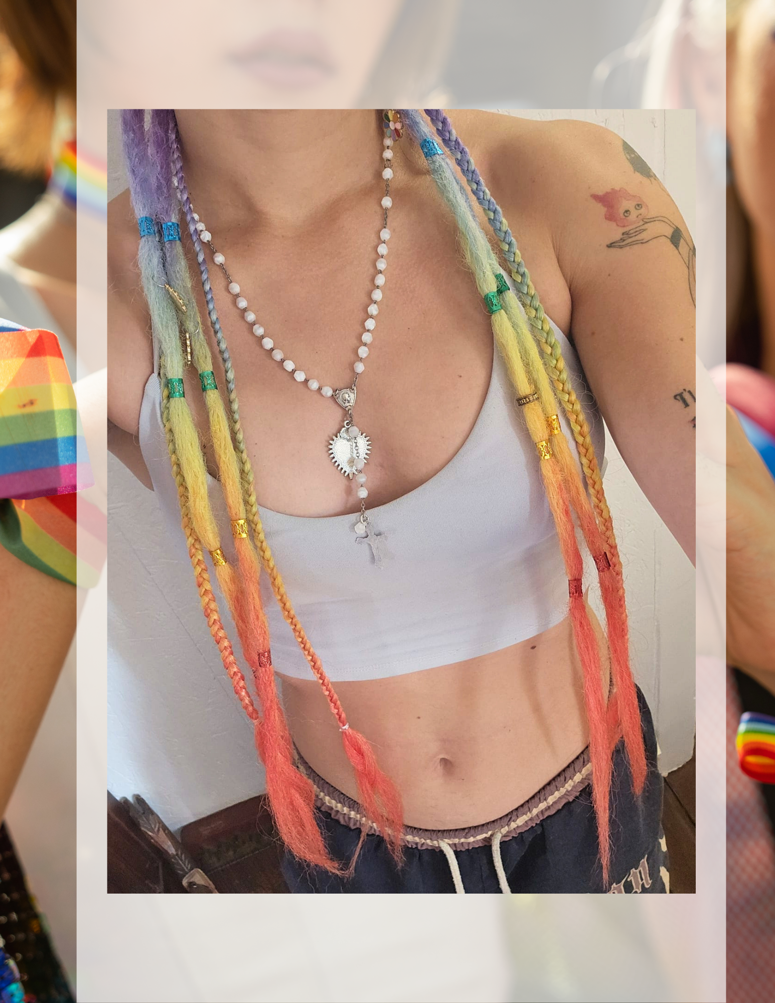 Dreadlocks arc-en-ciel portées, gros plan sur les couleurs