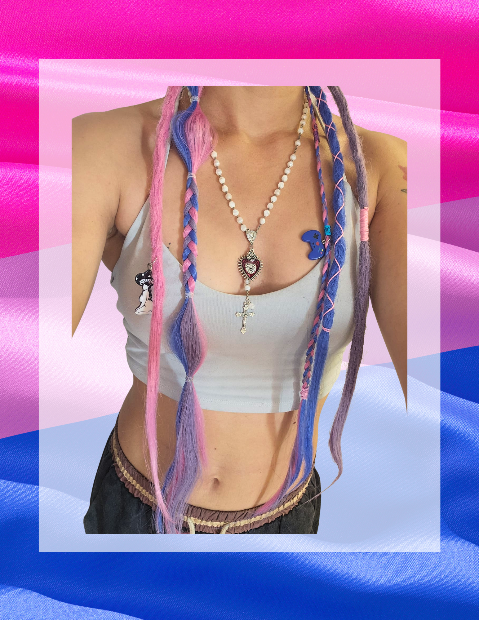 Dreads bi pride portées sur crop top gris, gros plan buste