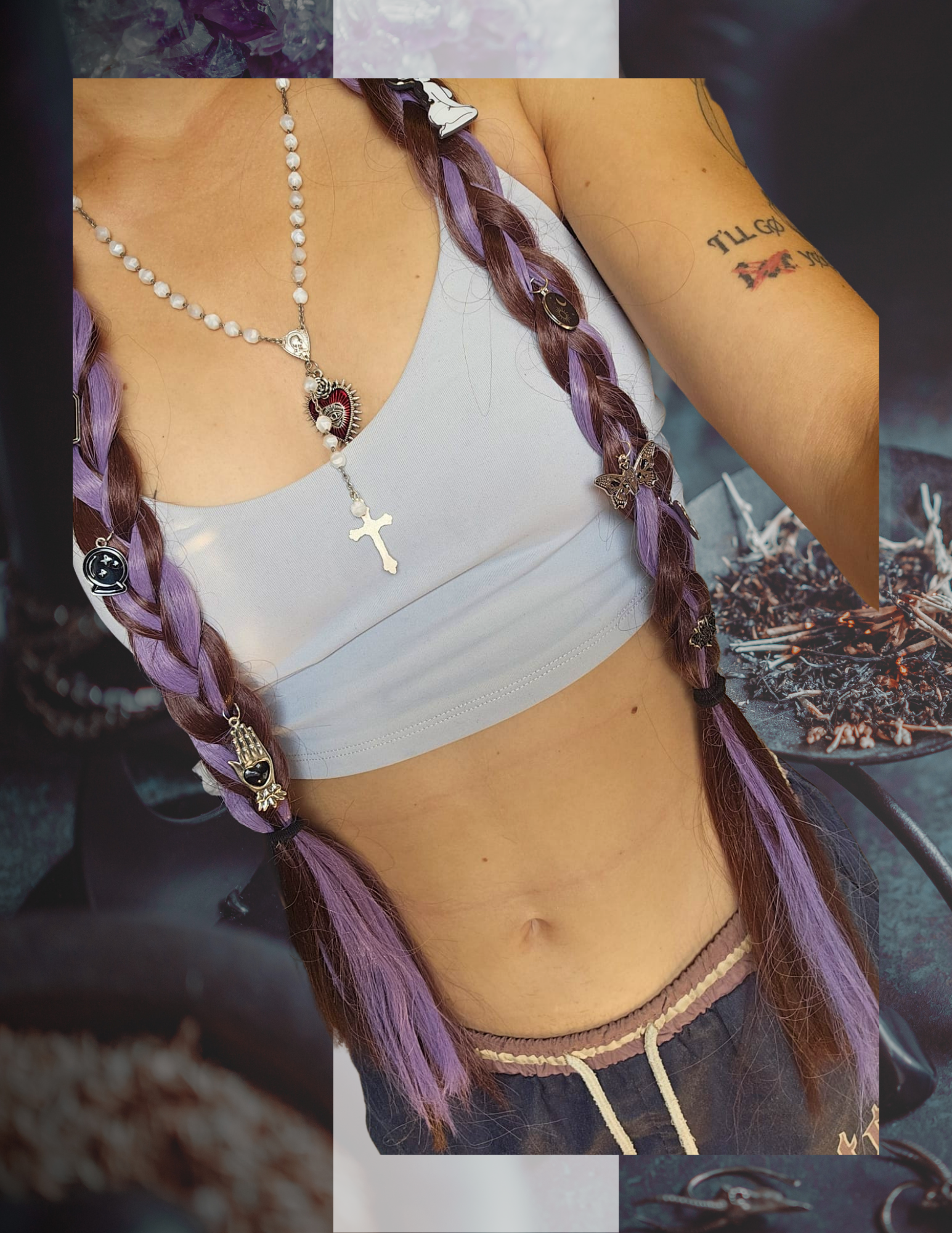 Dreadlocks synthétiques violettes portées, vue de profil avec bijoux