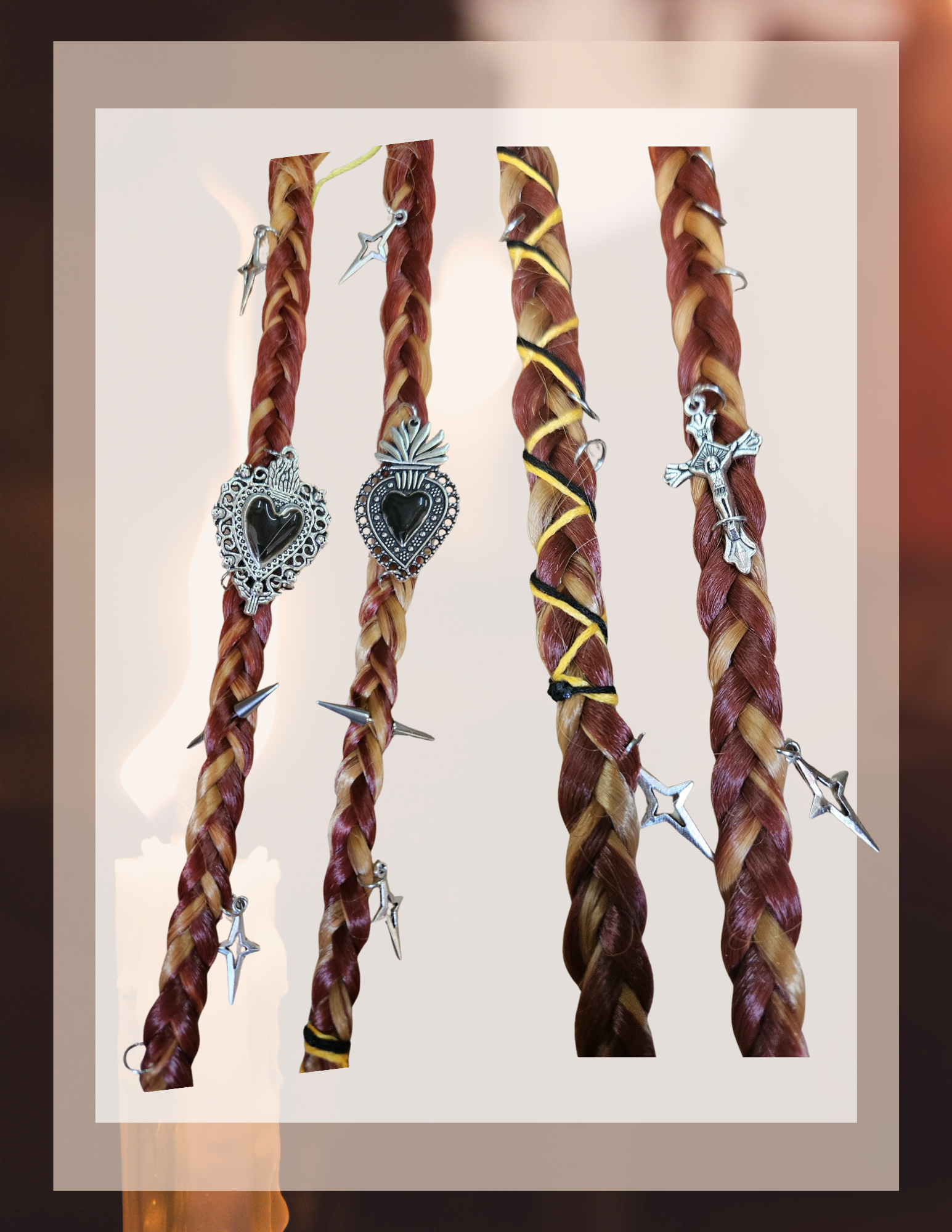 Breloques bleues et argentées pour dreadlocks, gros plan texture