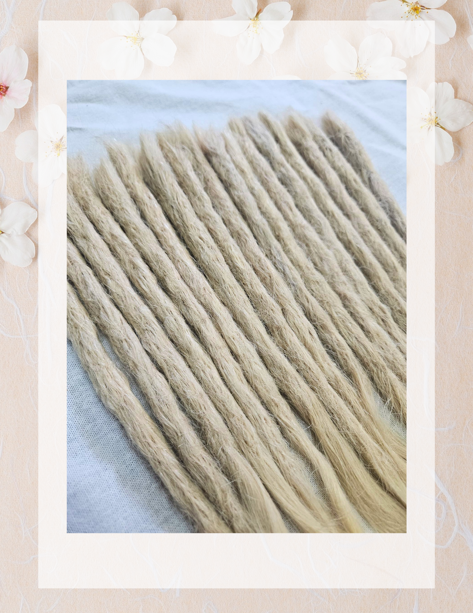 Gros plan texture dreadlock cheveux naturels blond doré