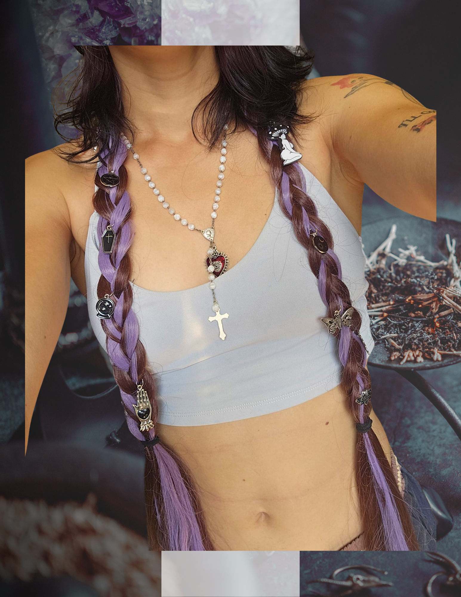 Dreadlocks synthétiques violettes portées avec collier croix, création Queer Crown Dreadlocks