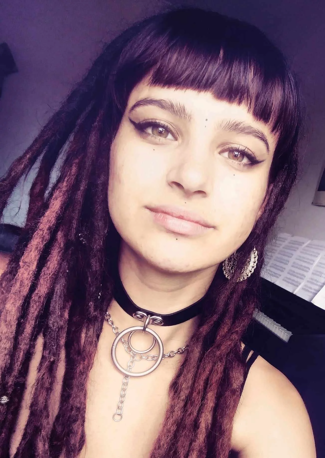 Portrait de la créatrice de Queer Crown Dreadlocks, dreadlocks naturelles faites main aux tons auburn et bordeaux
