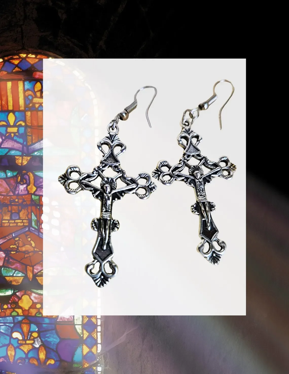 Boucles d'oreilles croix gothiques argentées, création Queer Crown Dreadlocks