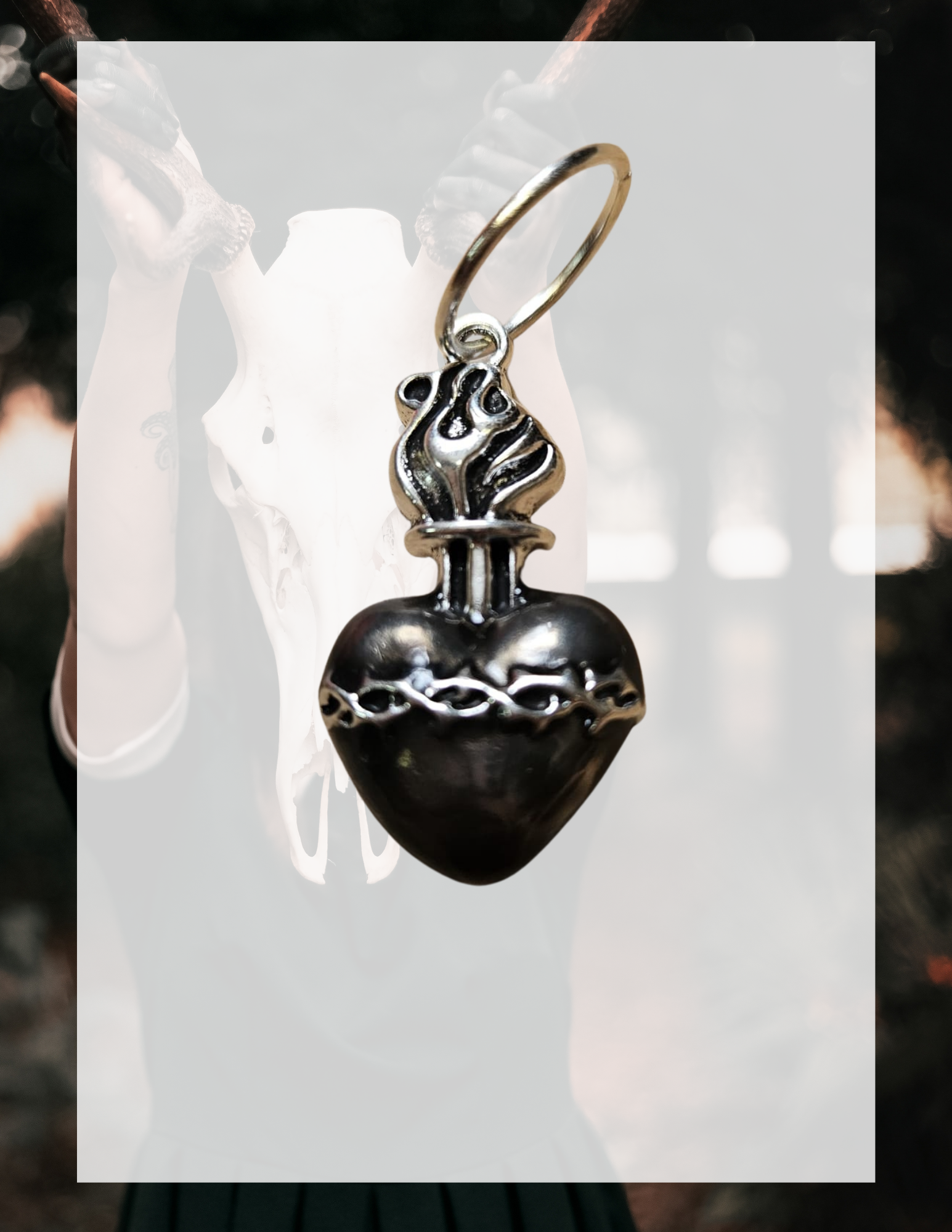 anneau-charm-coeur-flamme-main.jpg