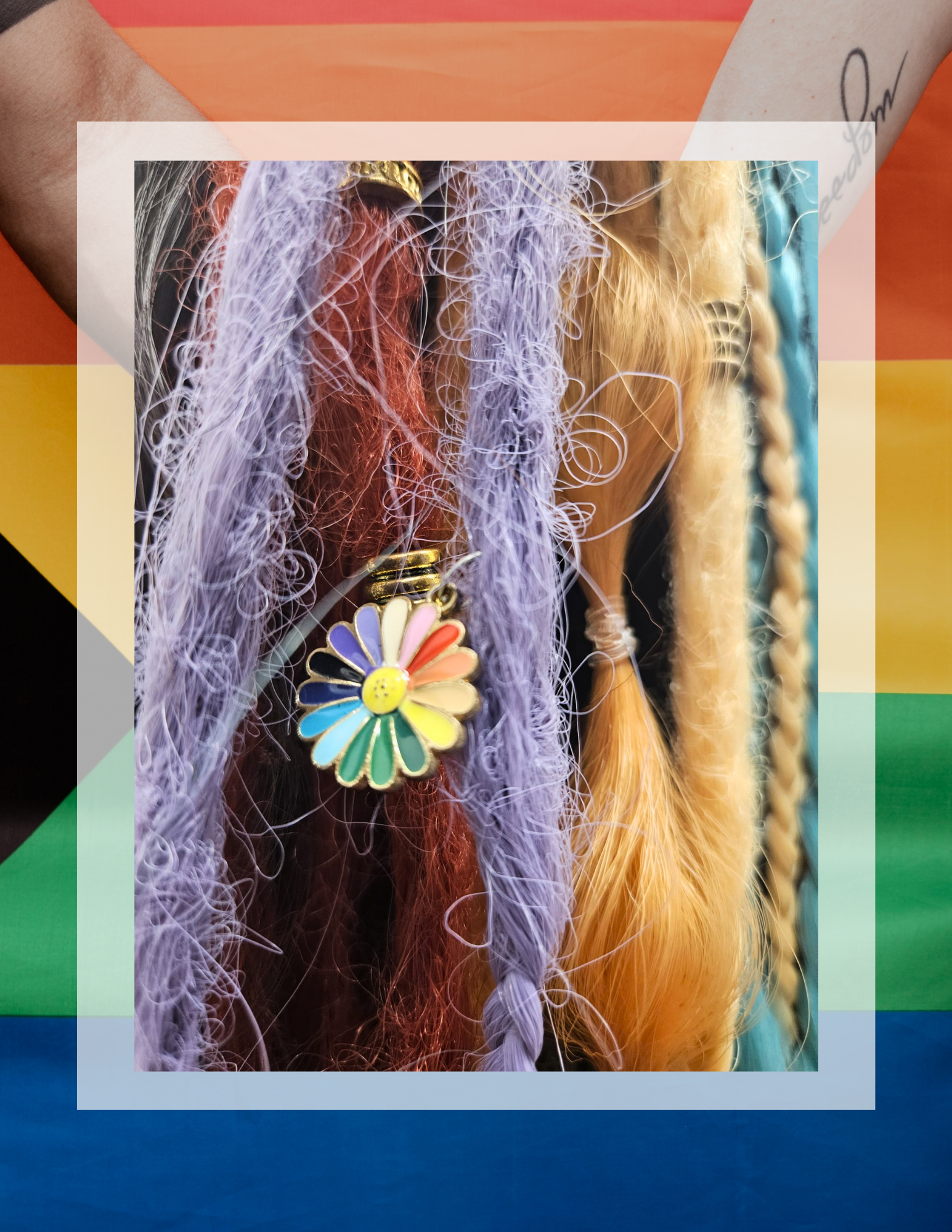 Breloque florale bleue et argentée sur dreadlock synthétique