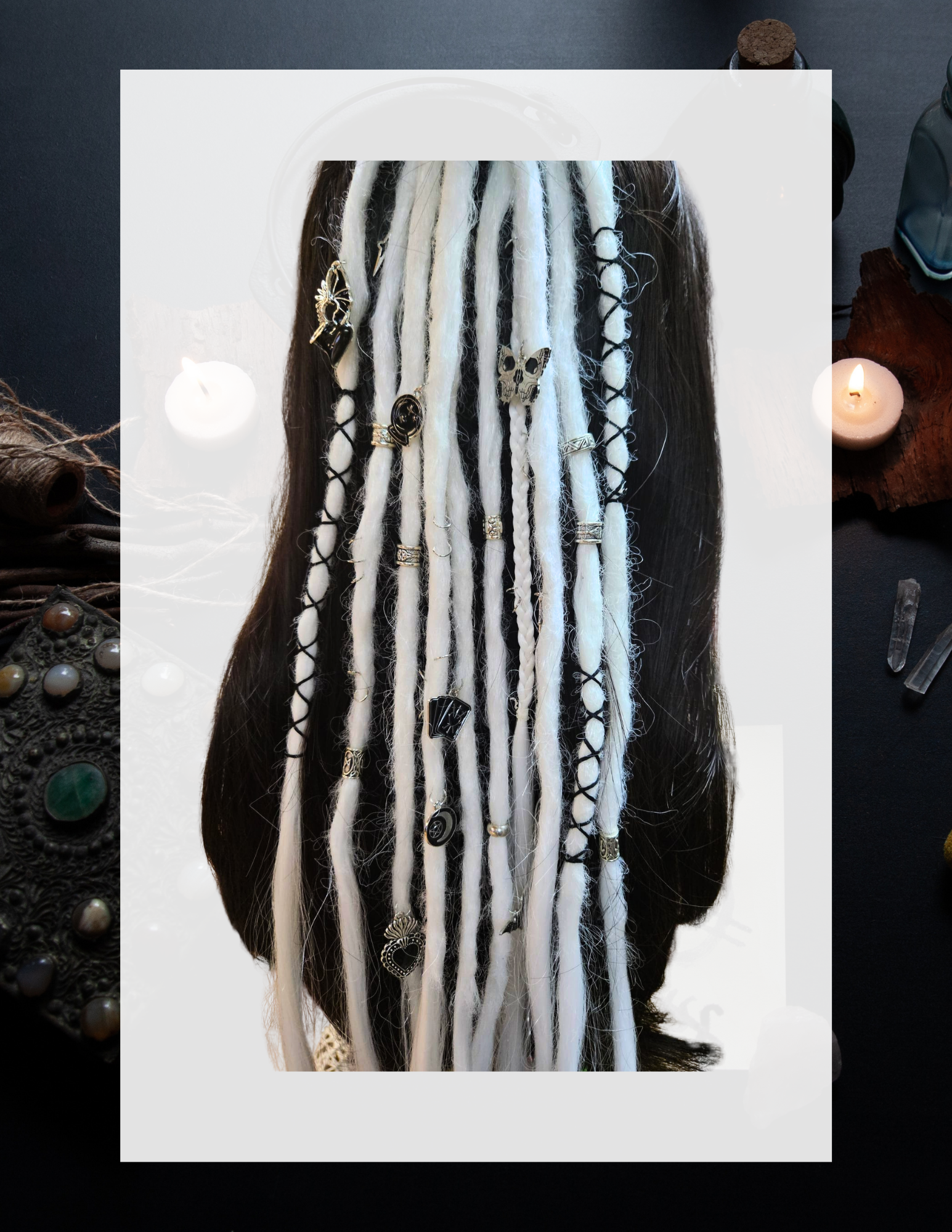 Dreadlocks synthétiques noires et blanches, création Queer Crown Dreadlocks