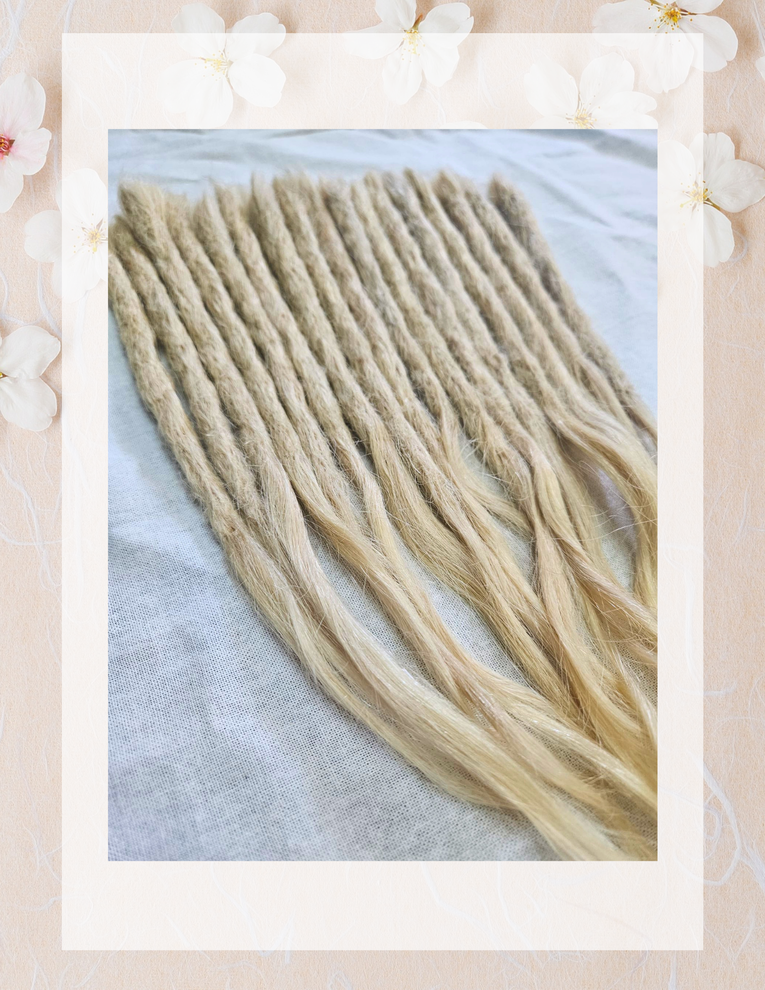 Dreadlock cheveux naturels blond doré, gros plan sur la fibre
