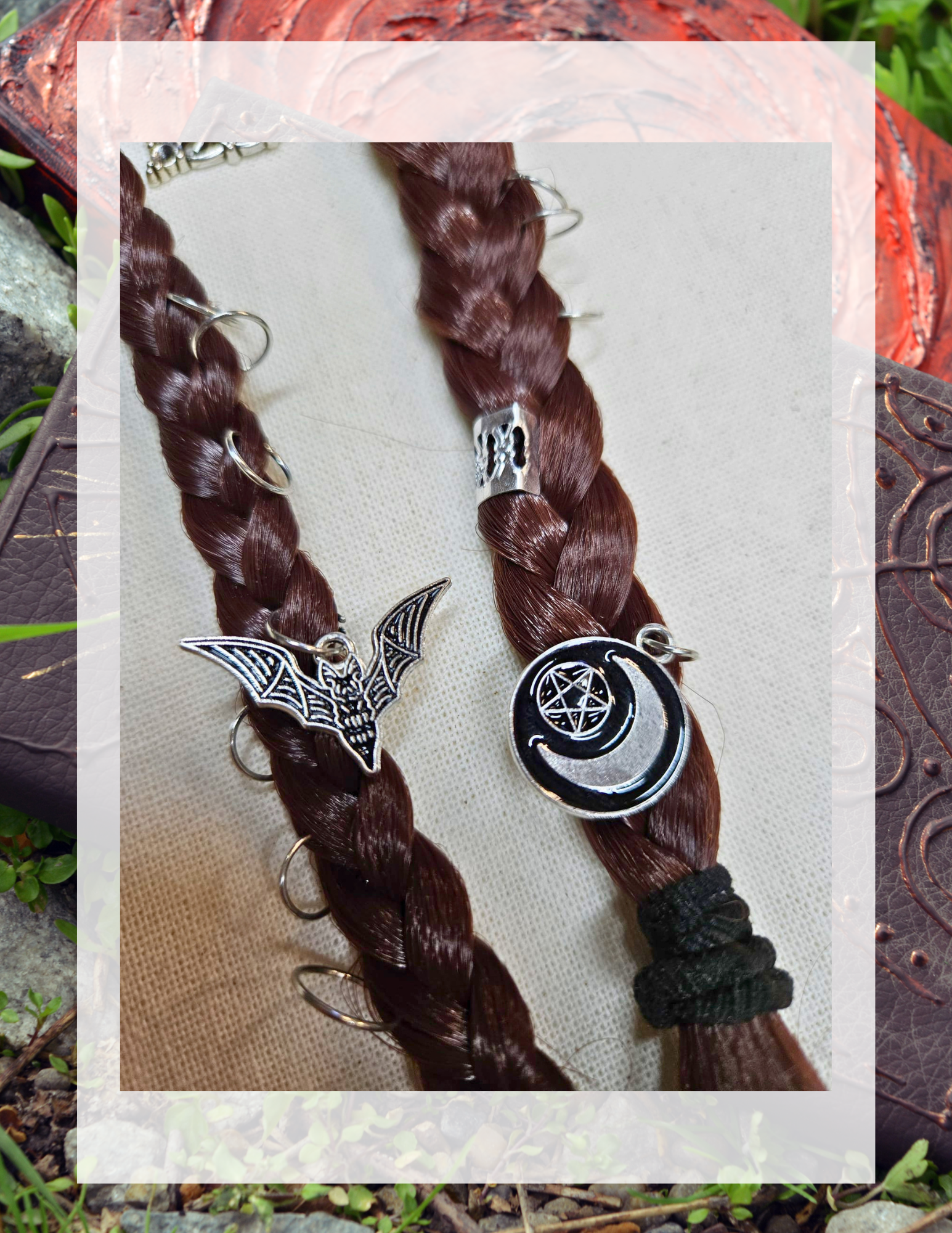 étail charms chauve-souris et lune pentacle sur tresses brunes