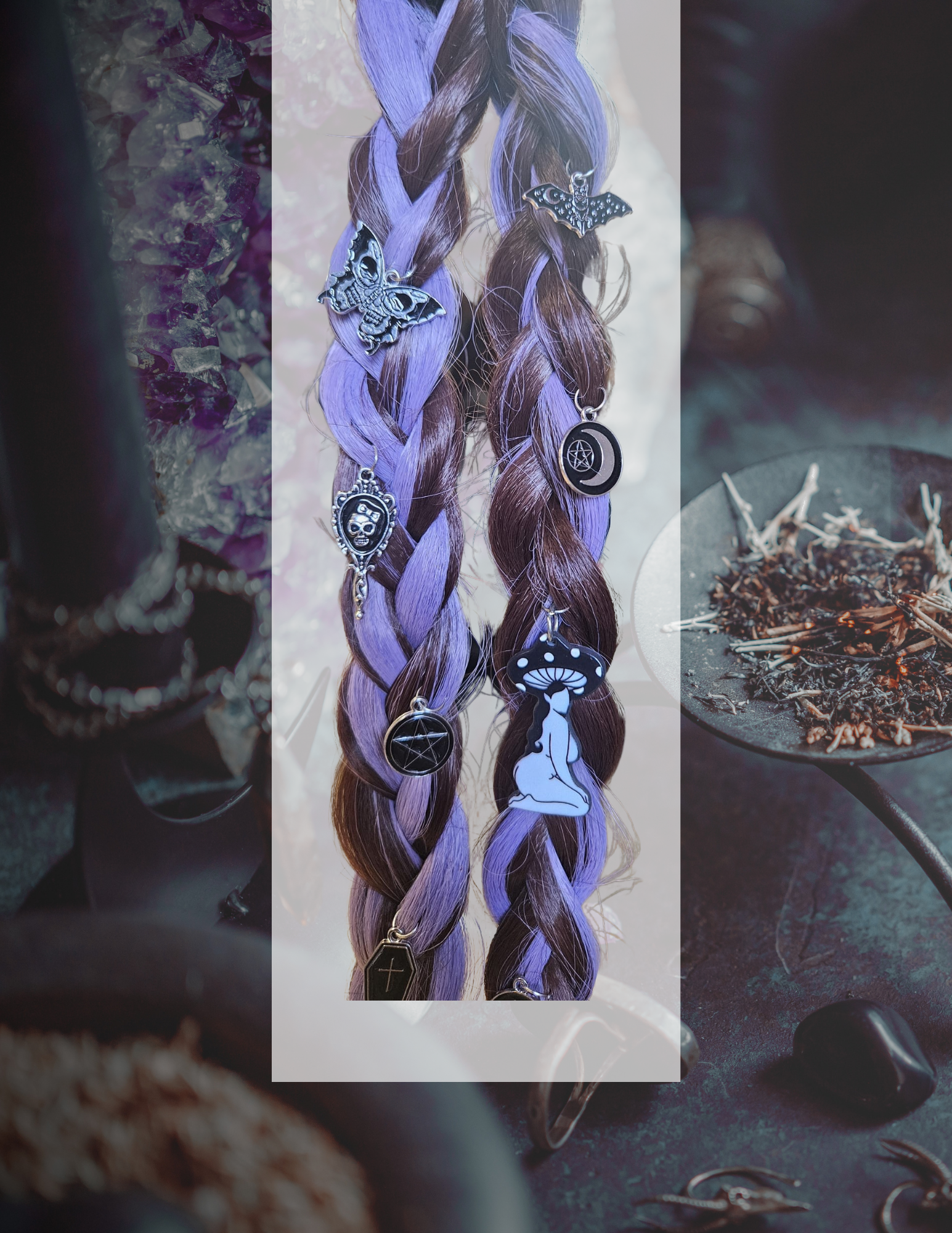 Détail de dreadlocks violettes faites main, texture torsadée