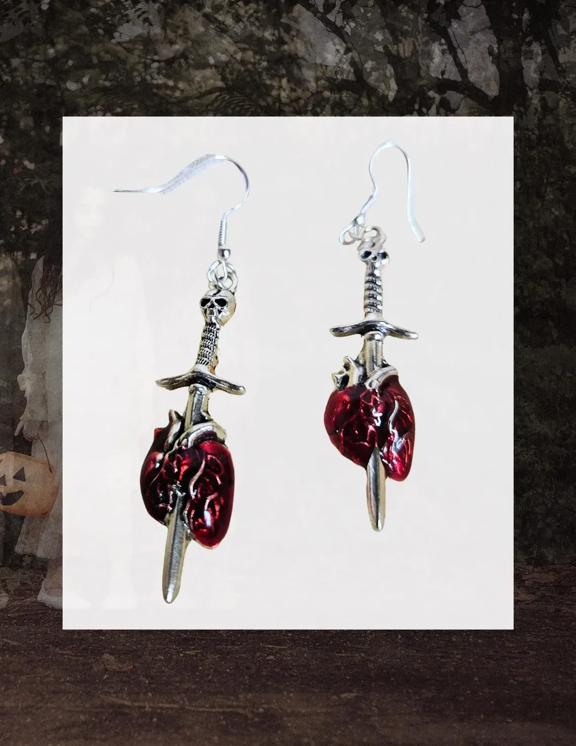 Boucles d'oreilles pendantes argentées et rouges, création Queer Crown Dreadlocks