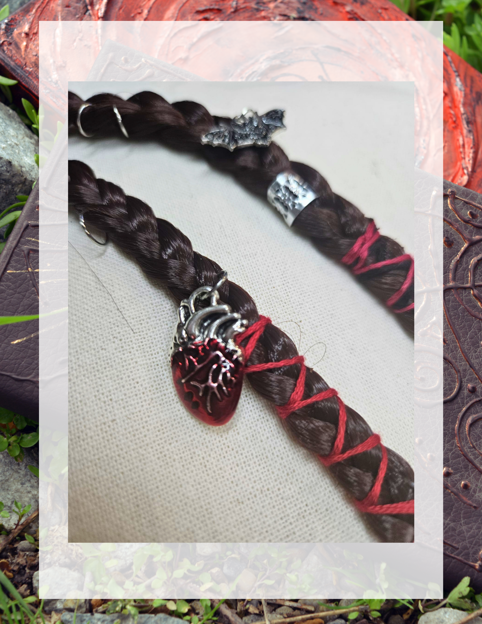Charm cœur anatomique et chauve-souris sur tresse brune