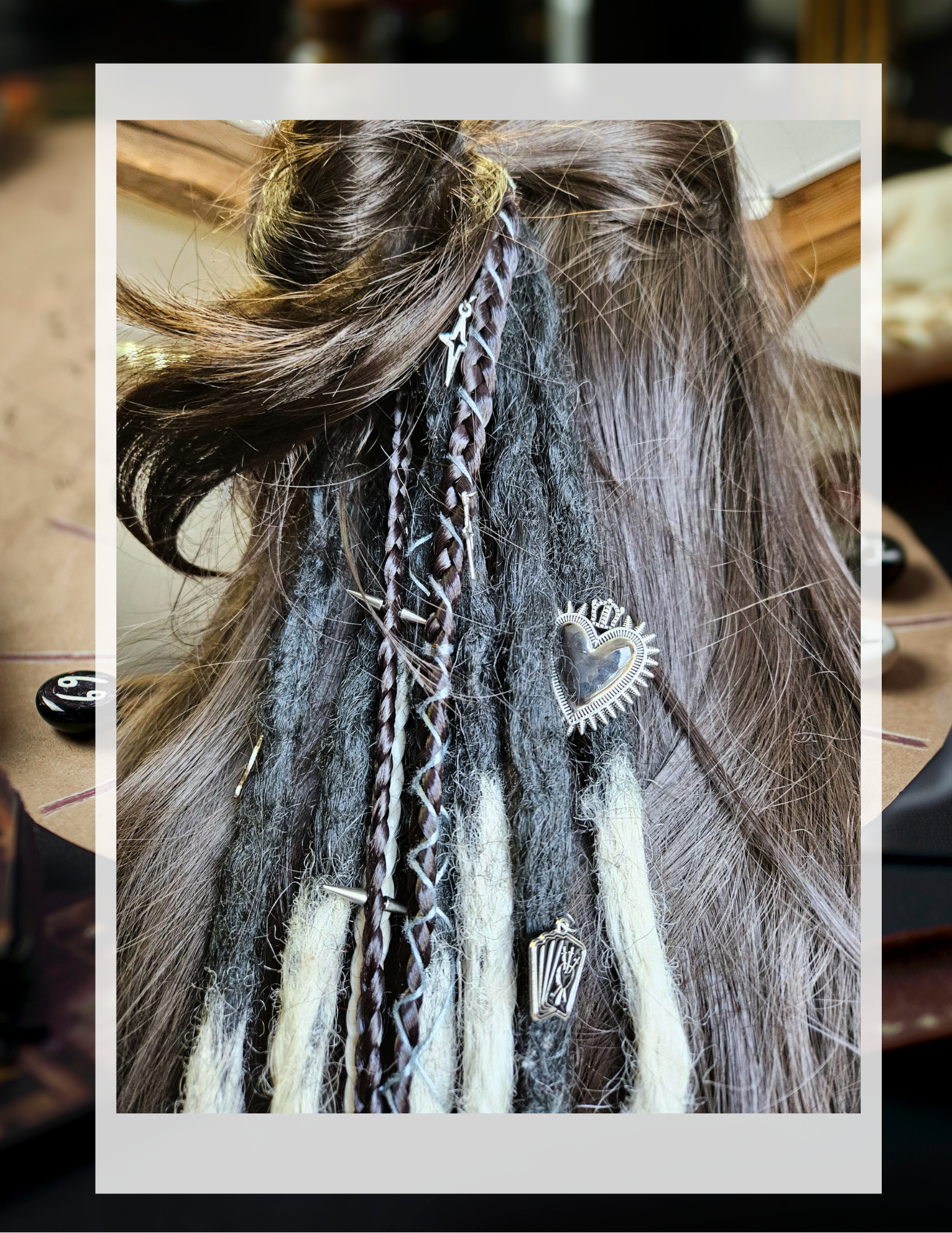 Dreadlocks synthétiques brunes vues de haut, texture naturelle
