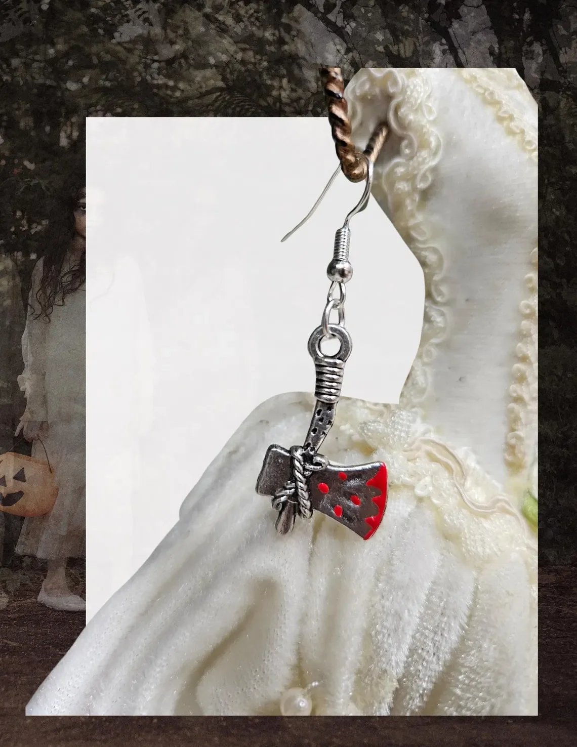 Boucles d'oreilles tarot portées sur mannequin, détail argenté et sangrouge