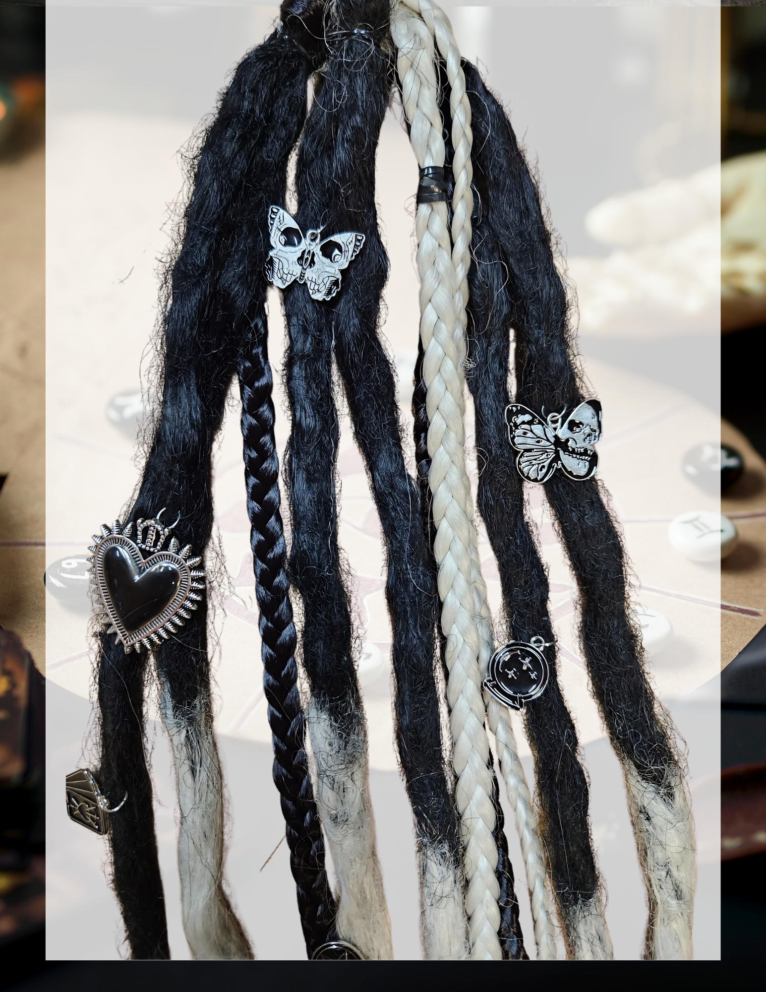 Dreadlocks brunes avec breloques perlées argentées, gros plan