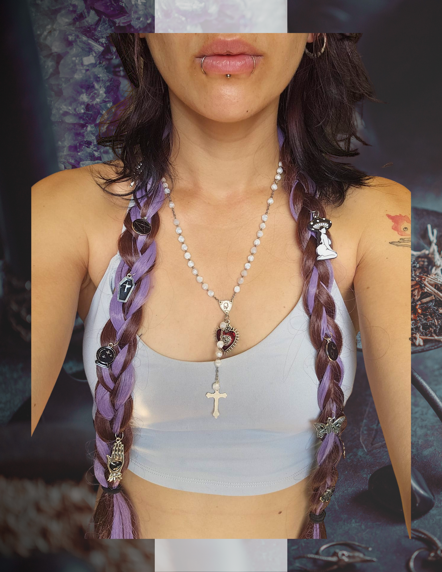 Dreadlocks violettes portées, gros plan sur le visage et le collier