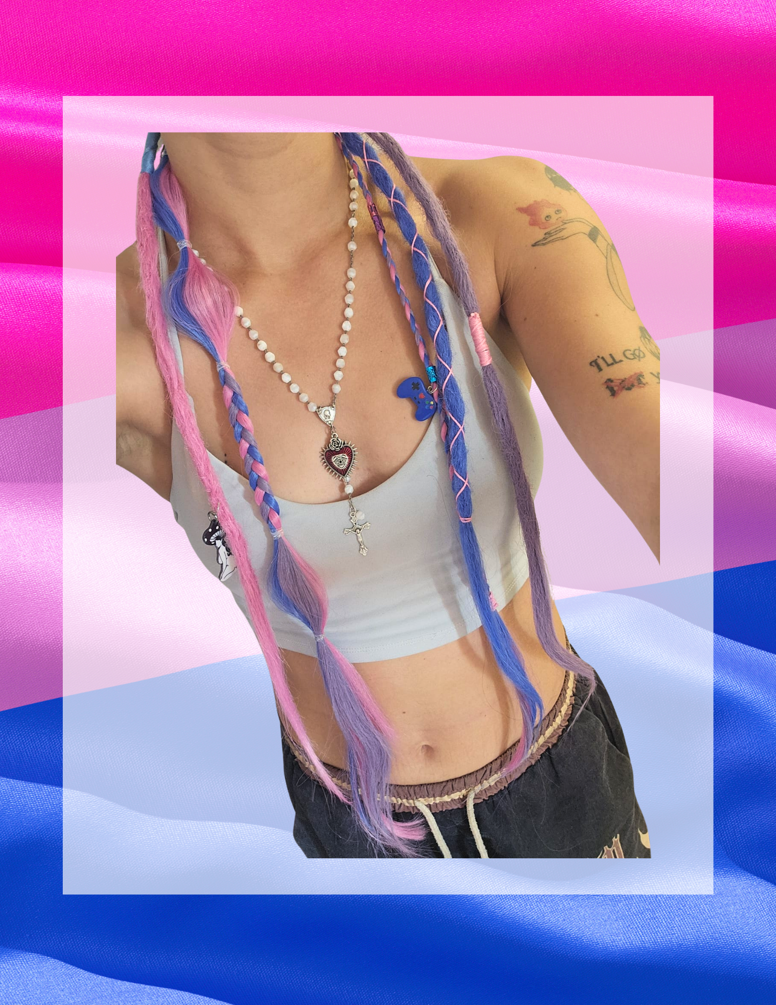 Dreads bi pride rose violet bleu portées avec collier chapelet