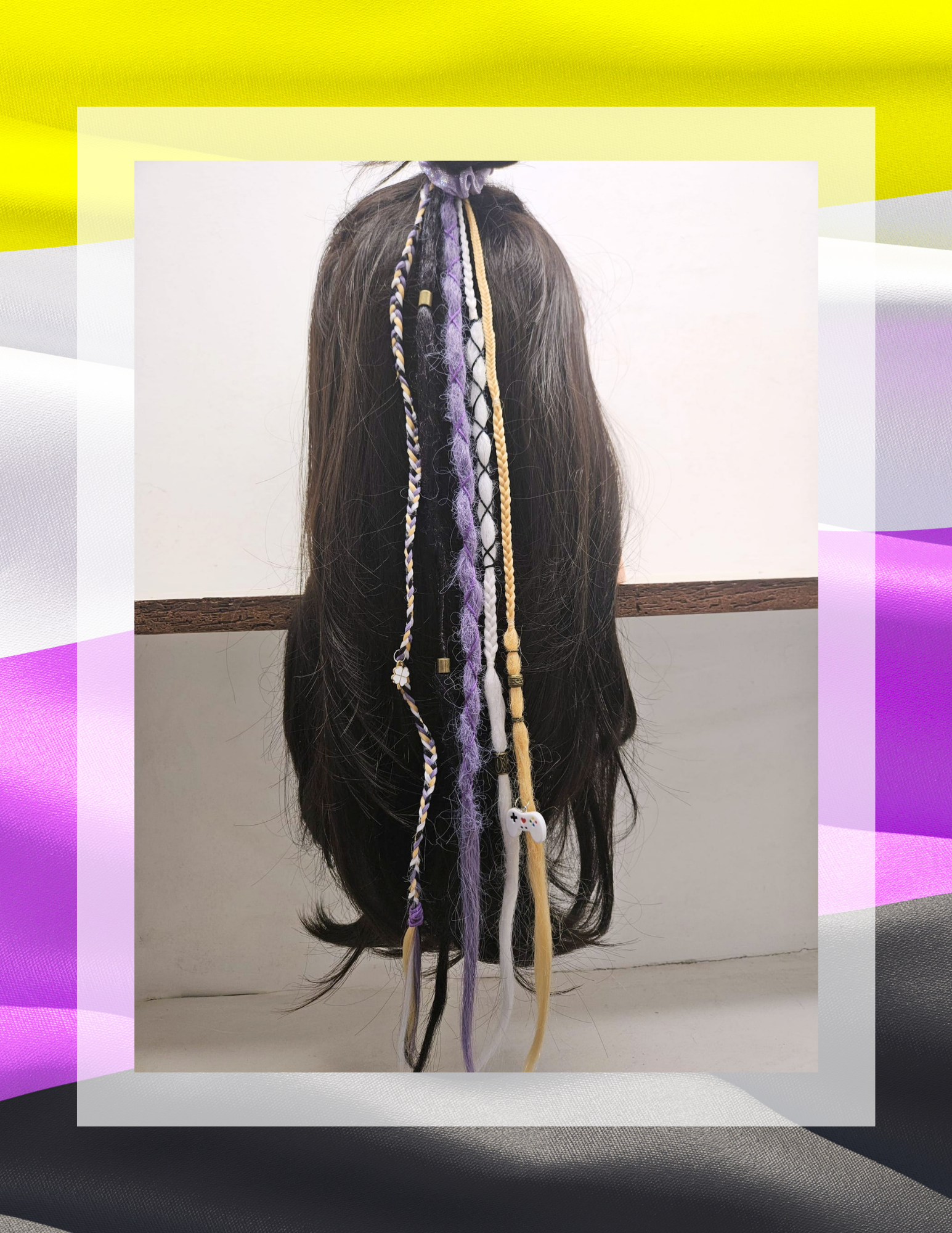 Ponytail pride non-binaire vue de dos, dégradé violet blanc jaune noir