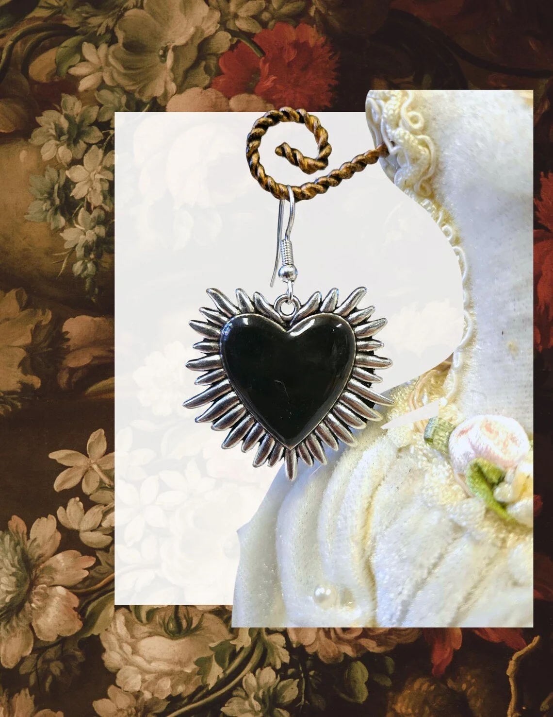 Boucle d'oreille cœur en fil noir torsadé, style gothique fait main