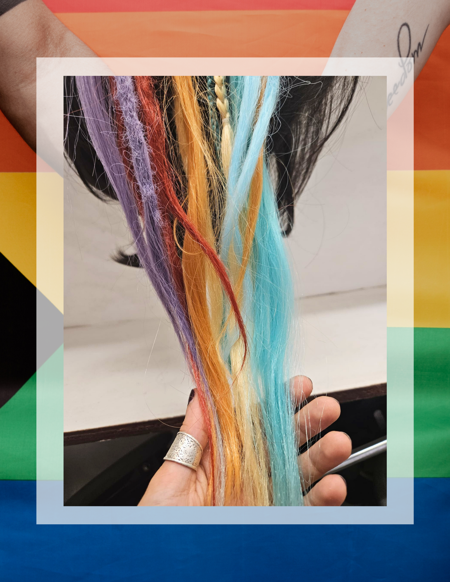 Mèches de dreadlocks turquoise et orange tenues en main, gros plan