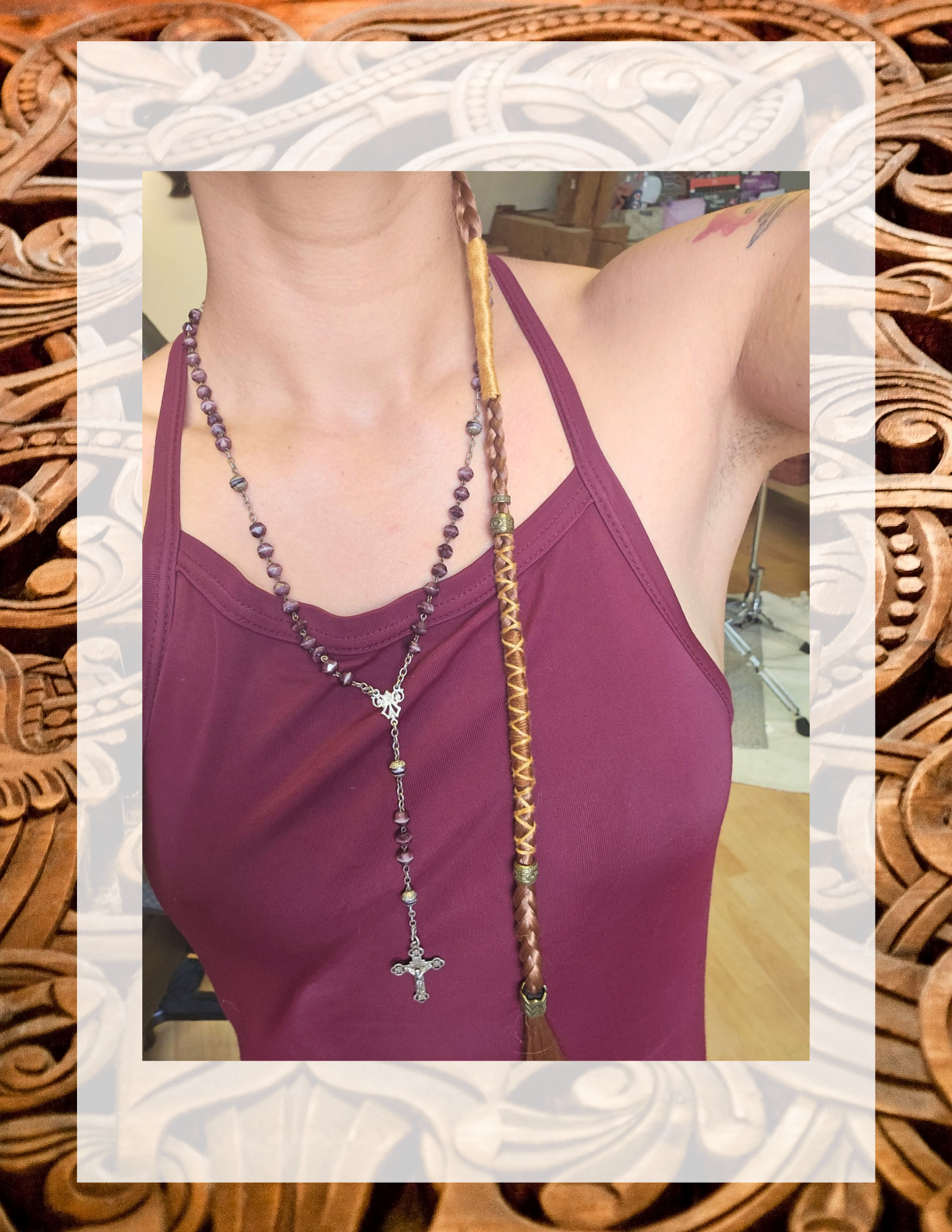 dreadlock-brune-portee-collier-chapelet.jpg