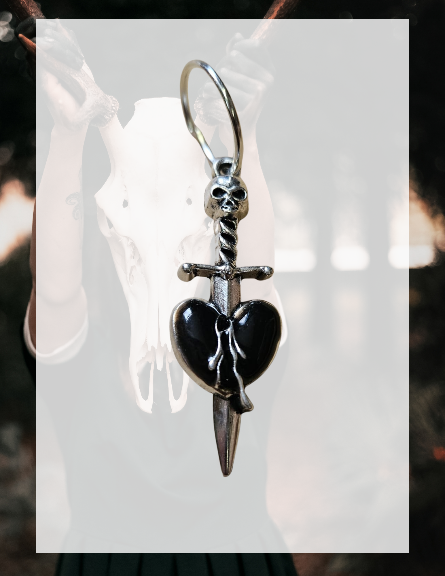anneau-charm-coeur-poignard.jpg