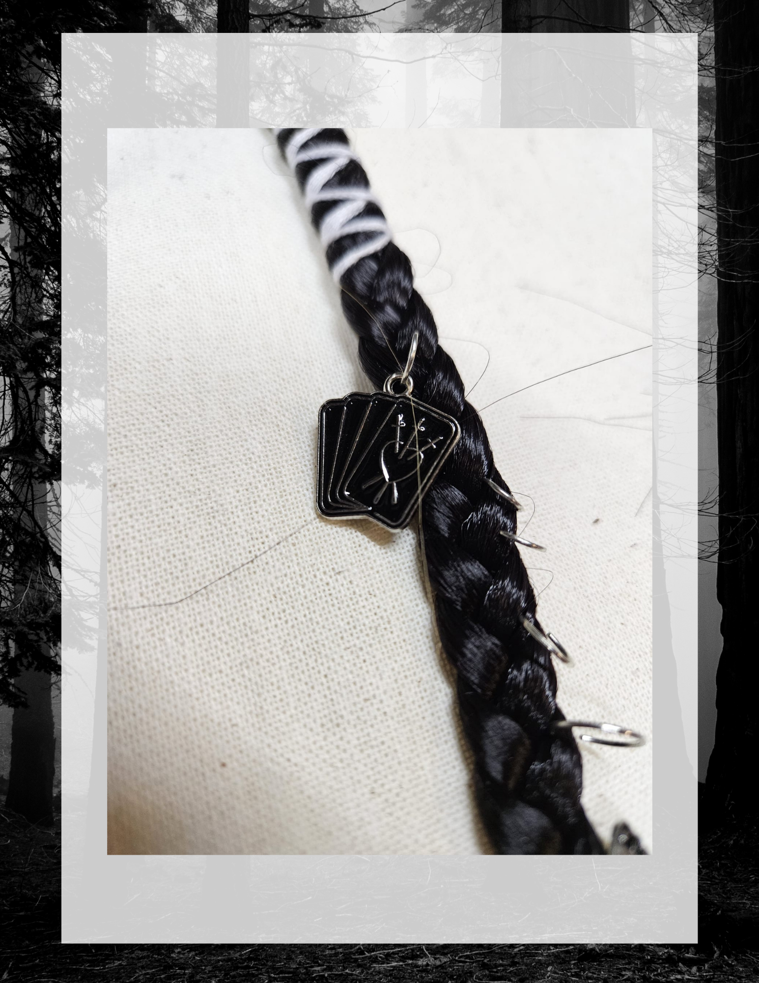 Charm tarot sur tresse noire, enroulement blanc en haut