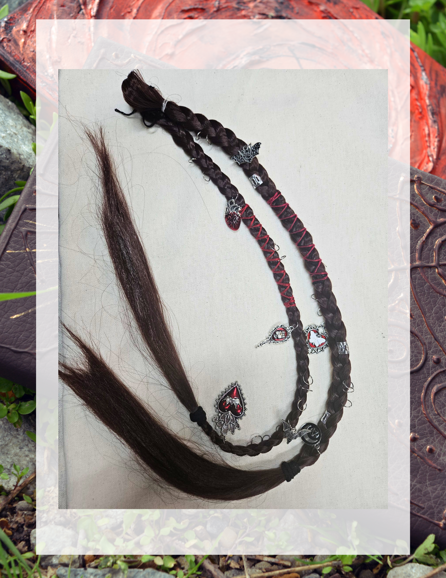 Vue d'ensemble paire de tresses brunes avec tous les charms
