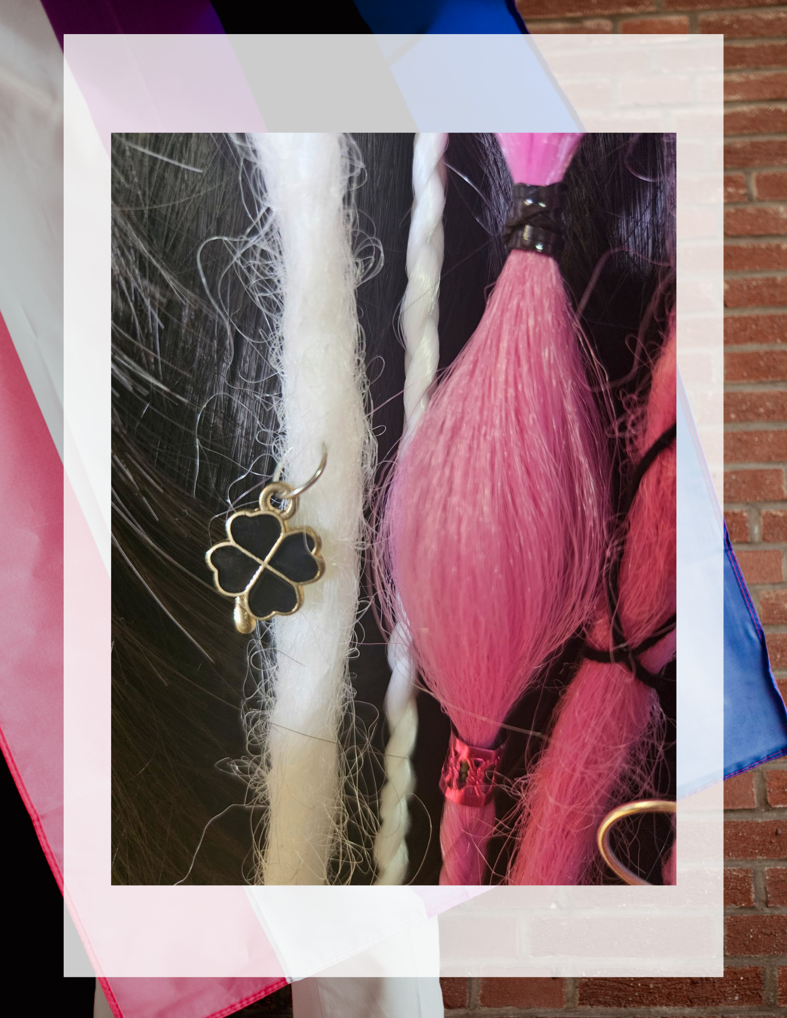 ponytail-aux-couleurs-genderfluid-dreads=zoom-breloque-trefle-noir