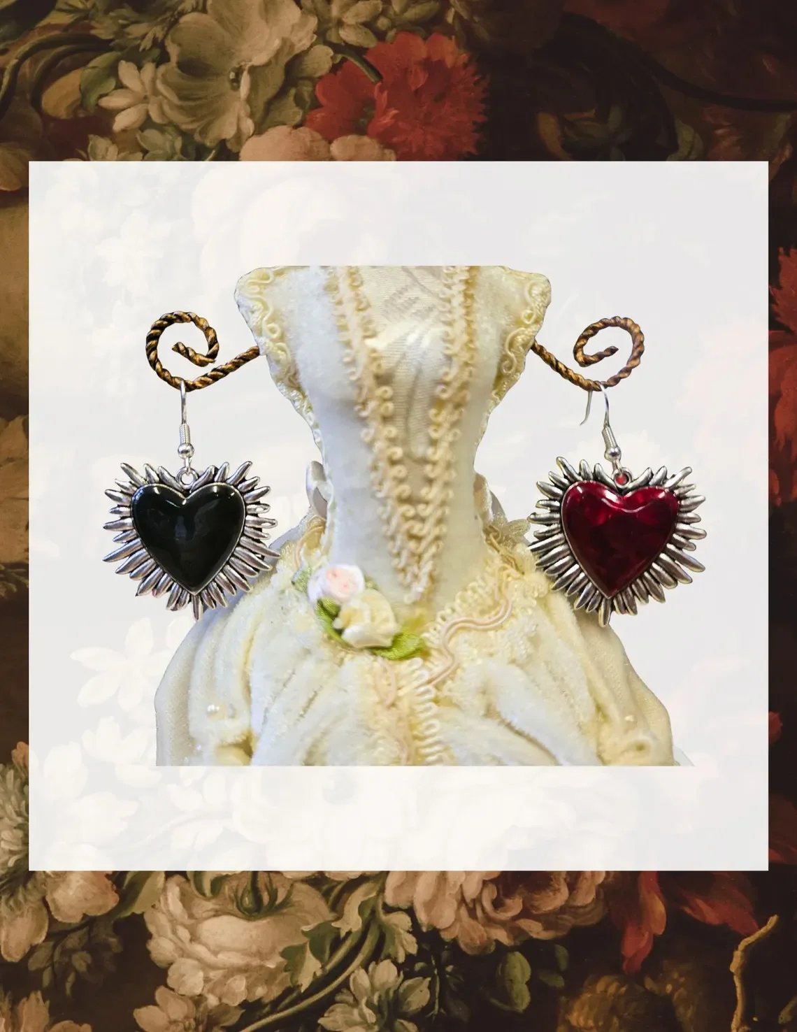 Boucles d'oreilles cœur en fil torsadé, rouge et noir, création Queer Crown Dreadlocks