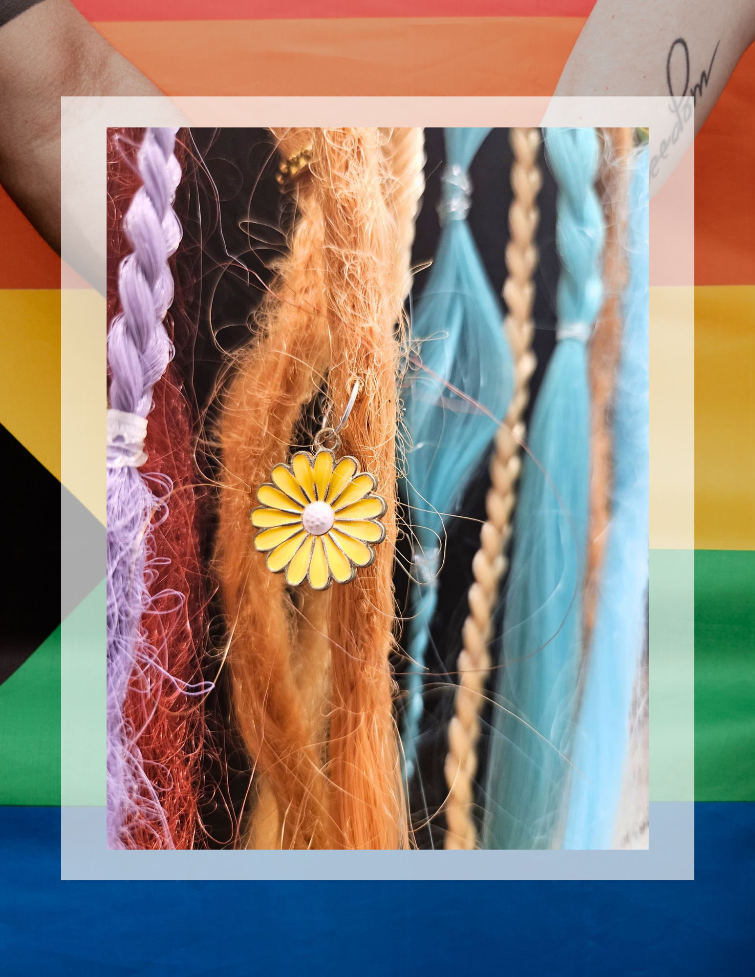 Breloque florale jaune sur dreadlock synthétique multicolore