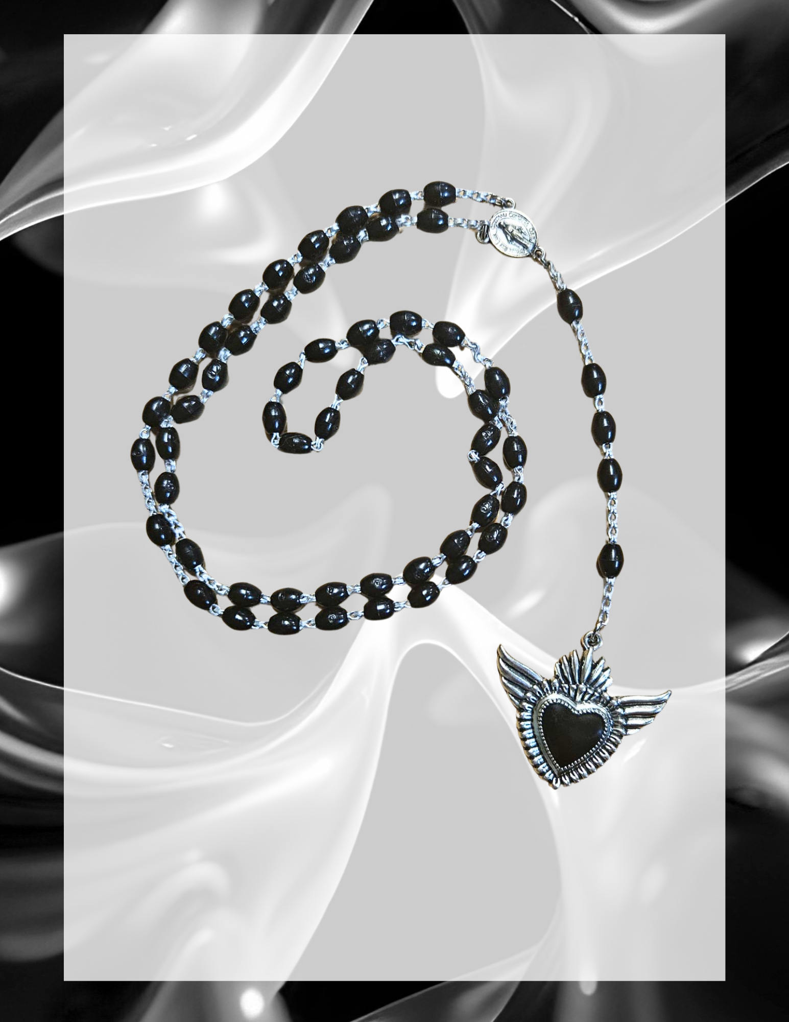 chapelet-gothique-noir-coeur-aile-collier.jpg