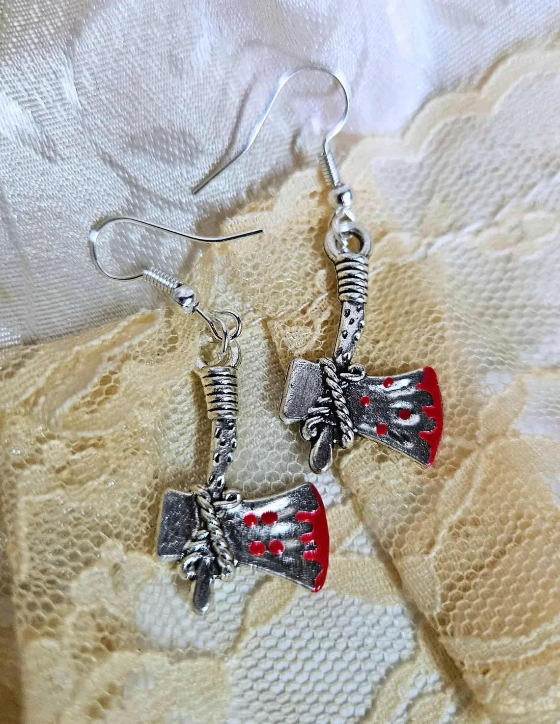 Boucles d'oreilles tarot en métal argenté avec perle rouge, création faite main
