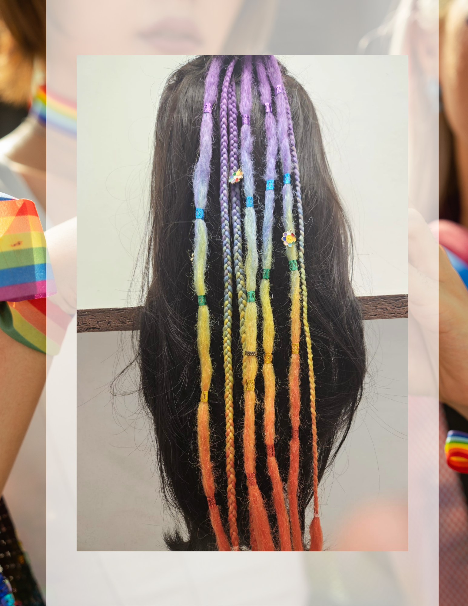 Détail de dreadlocks arc-en-ciel faites main, mèches multicolores