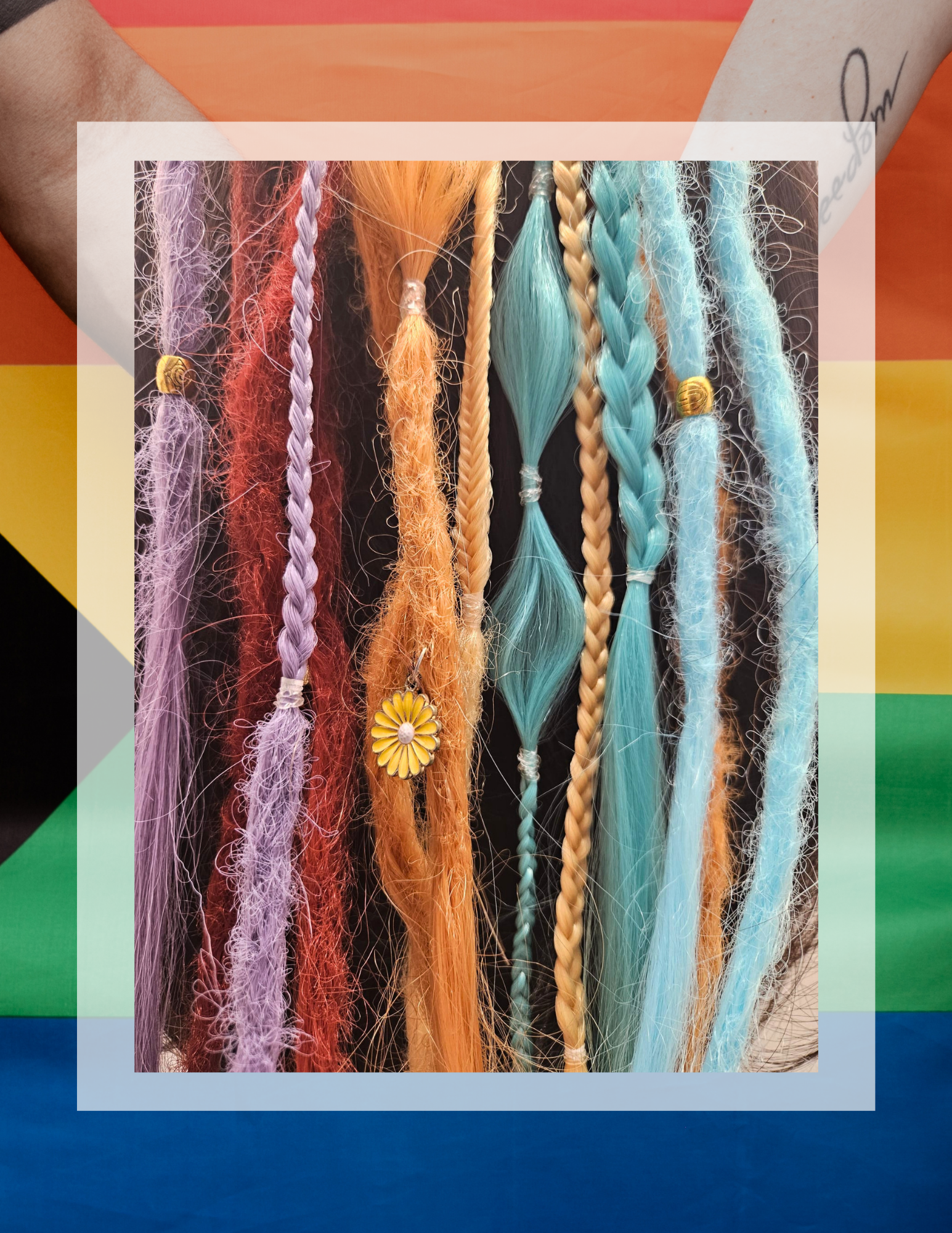 Détail de dreadlocks synthétiques turquoise et rouille, texture tressée