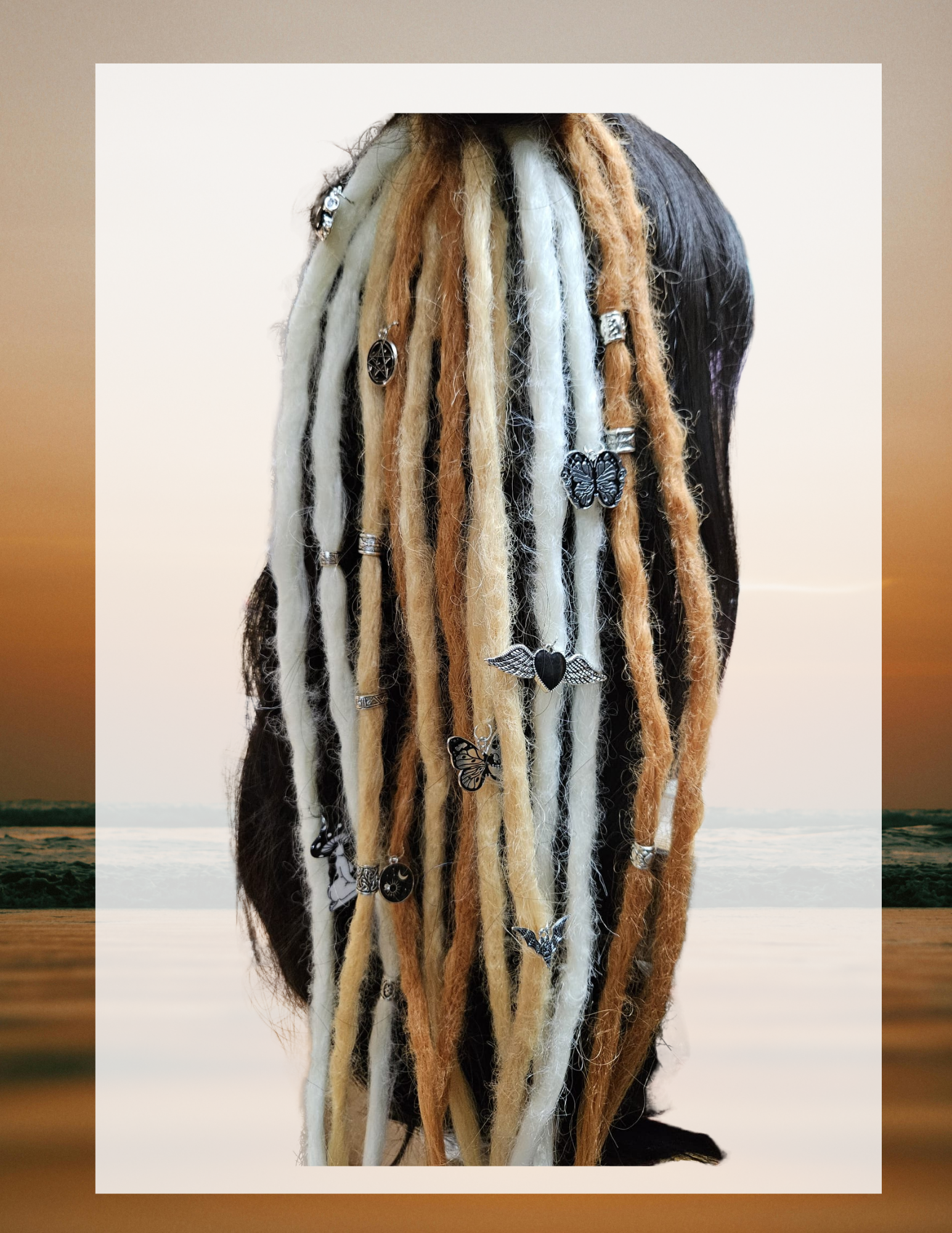 Extensions de dreadlocks faites main aux tons naturels, vue face à l'océan