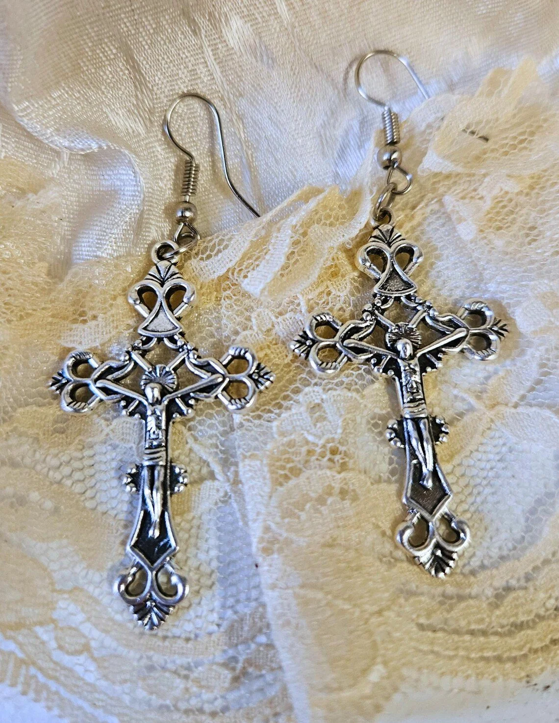 Boucles d'oreilles croix portées, détail argenté style gothique